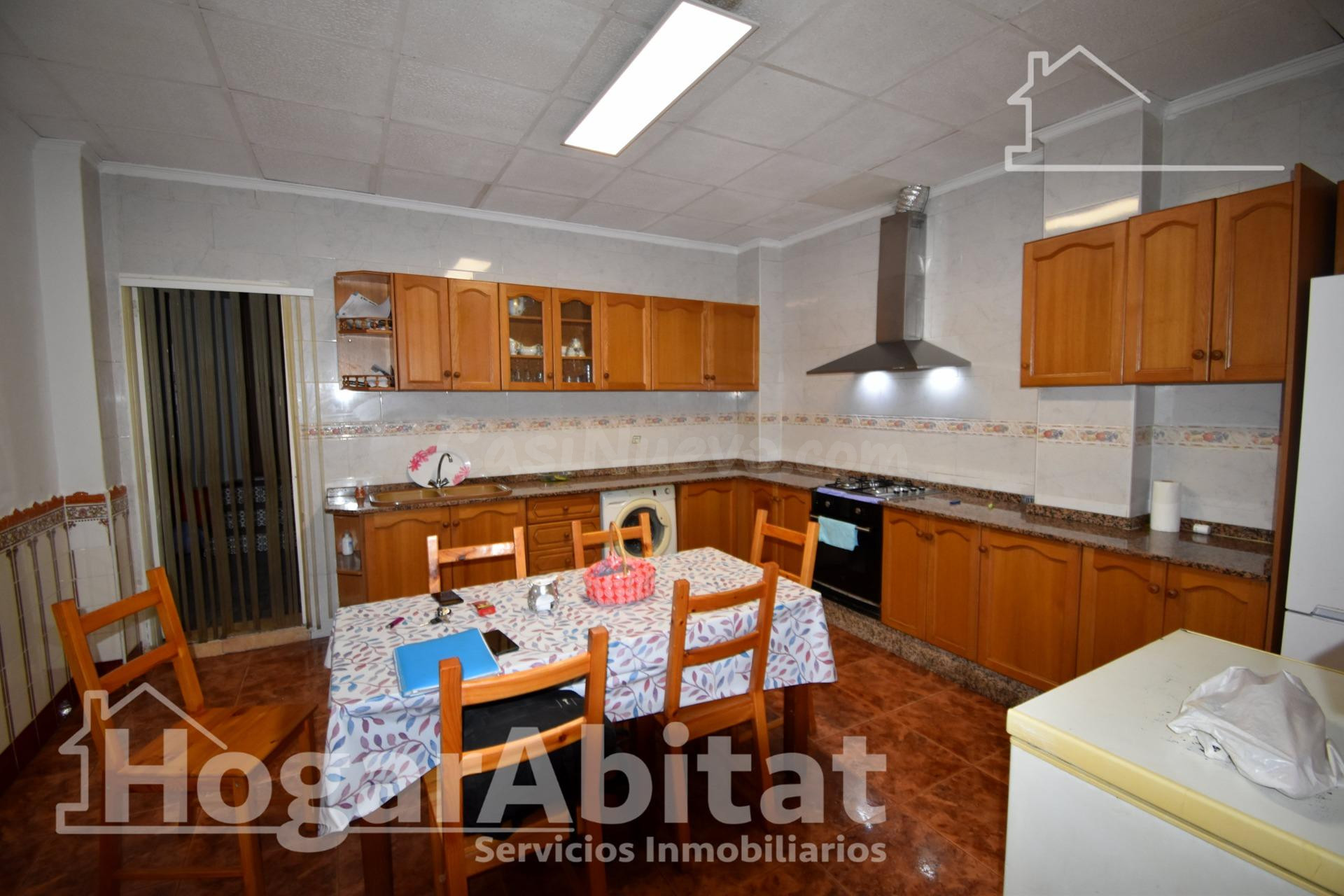 AMPLIA Y LUMINOSA CASA CON TERRAZA Y TRASTERO