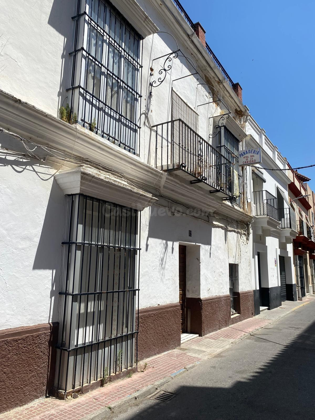 VIVIENDA JUNTO A LA PLAZA DEL CABILDO PARA HACER OBRA NUEVA.