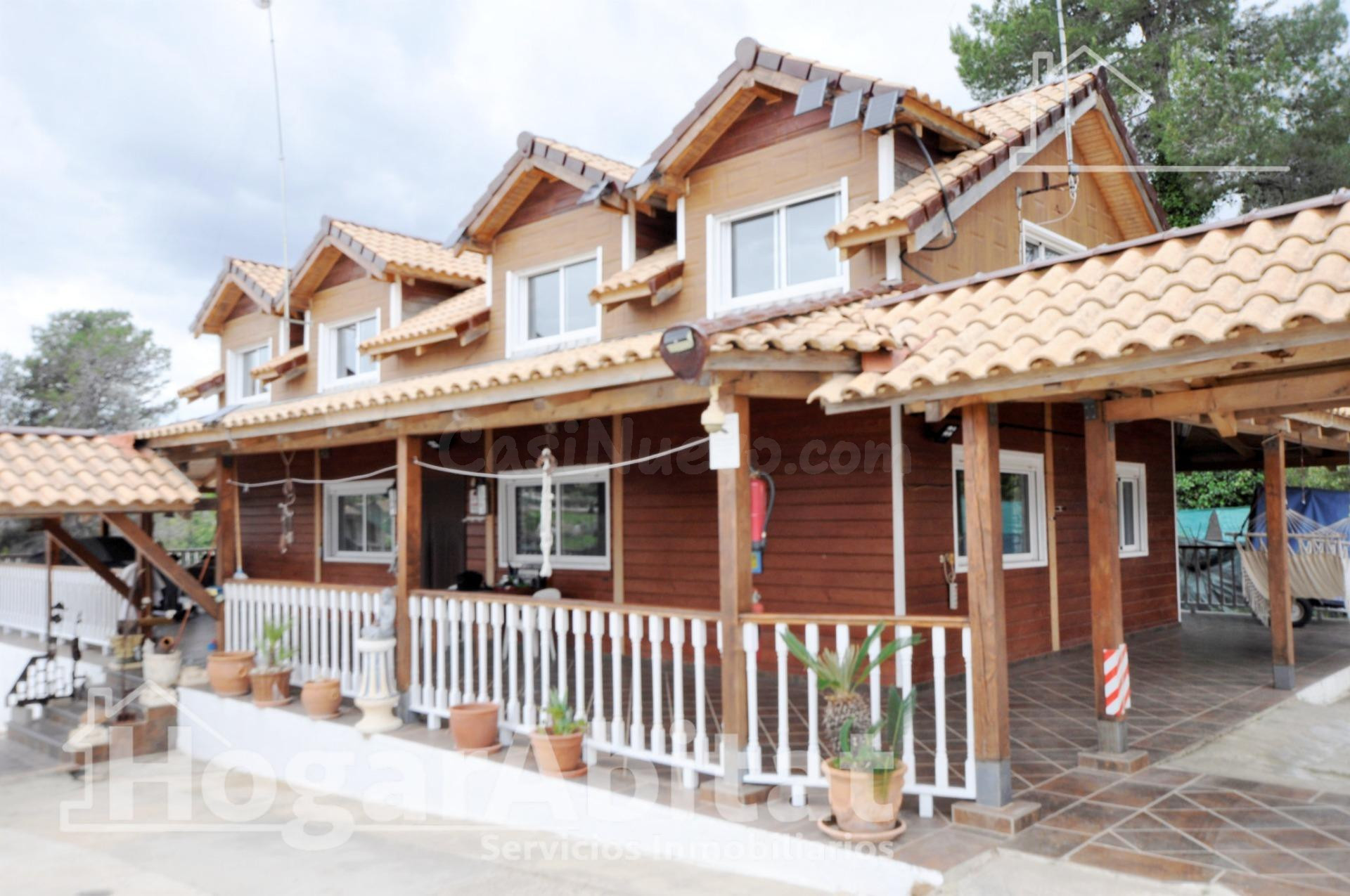 CHALET SEMINUEVO CON GARAJE, TERRAZA Y BARBCOA
