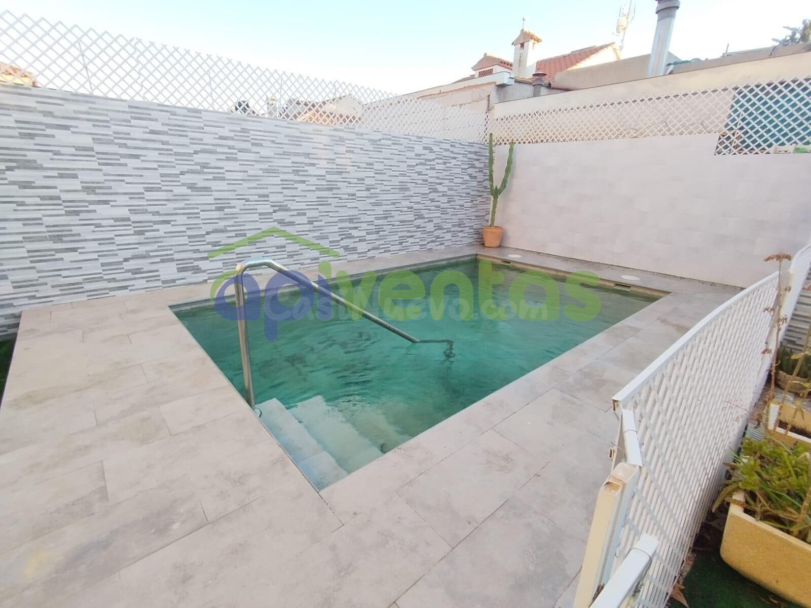 Tríplex con 2 viviendas, piscina y garaje - foto 2
