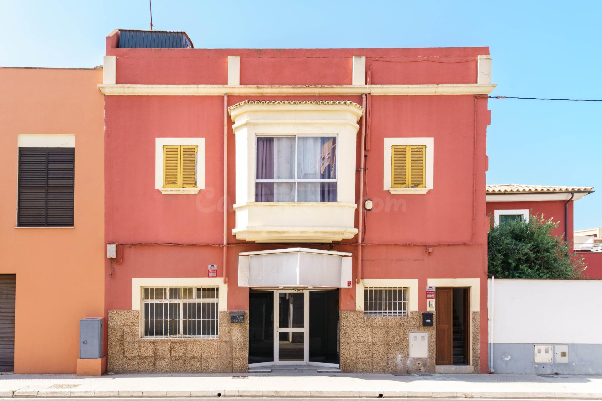 EXCLUSIVO EDIFICIO CON POSIBILIDAD DE 3 VIVIENDAS A 50 METRO