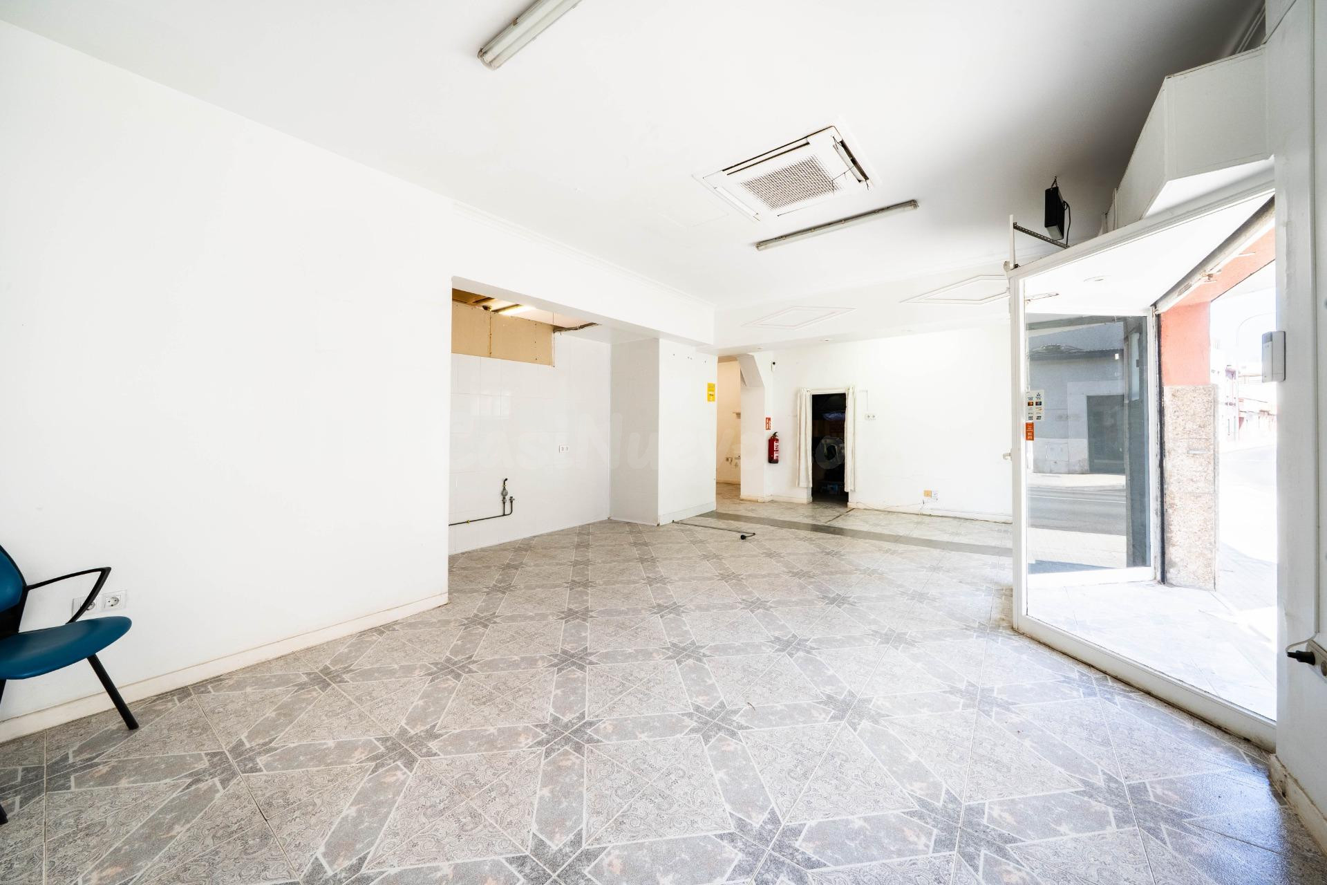 EXCLUSIVO EDIFICIO CON POSIBILIDAD DE 3 VIVIENDAS A 50 METRO - foto 3