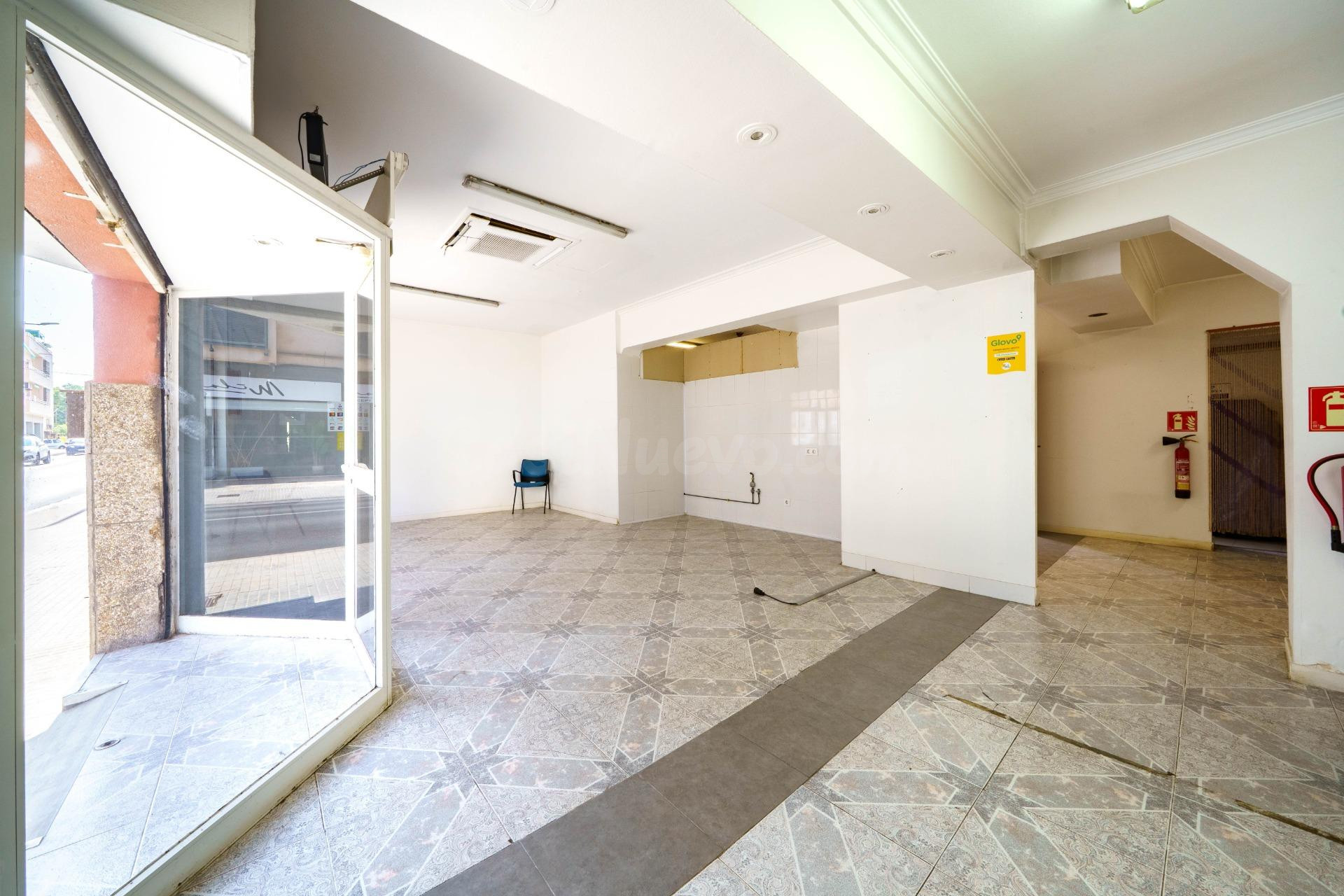 EXCLUSIVO EDIFICIO CON POSIBILIDAD DE 3 VIVIENDAS A 50 METRO - foto 4