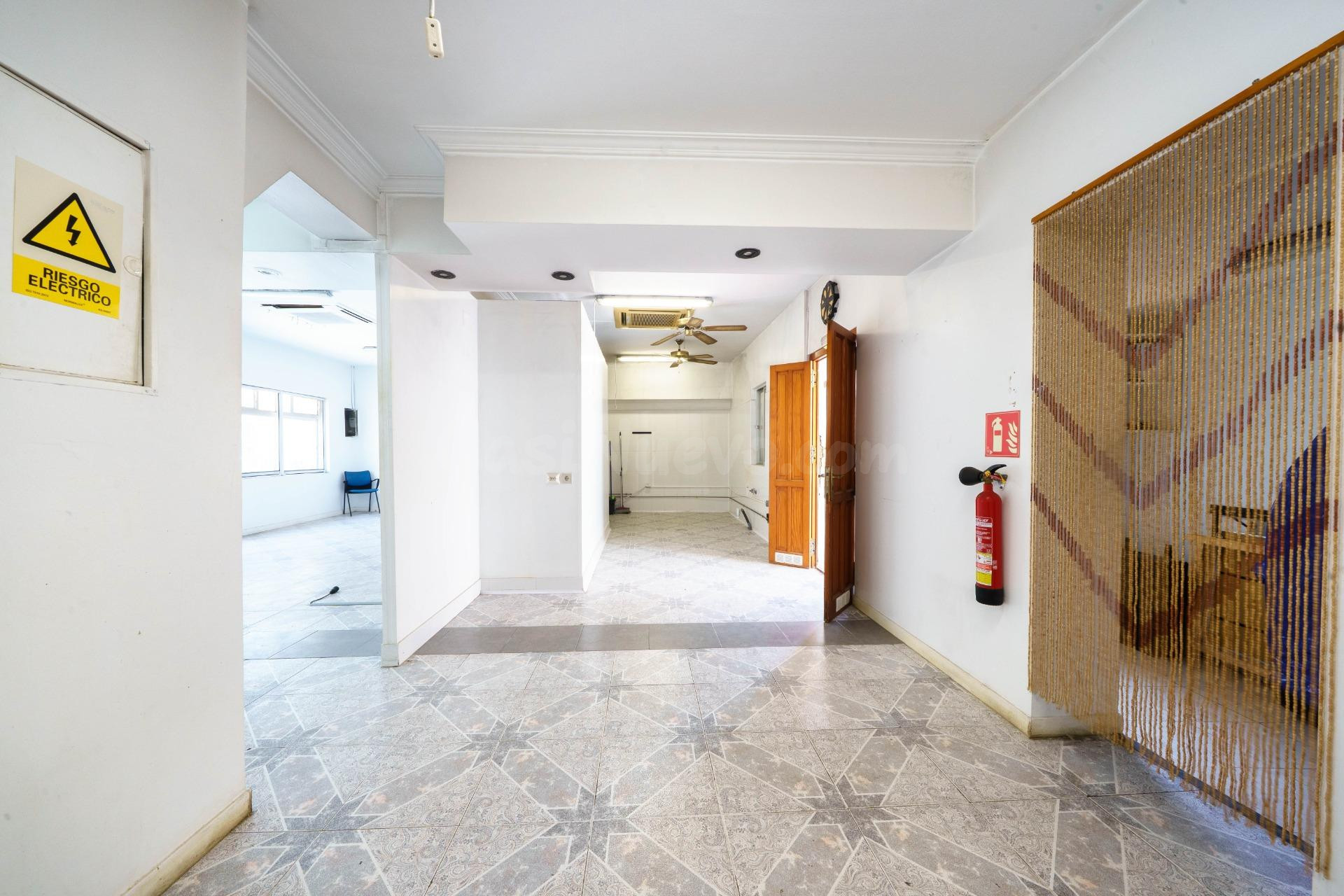 EXCLUSIVO EDIFICIO CON POSIBILIDAD DE 3 VIVIENDAS A 50 METRO - foto 5