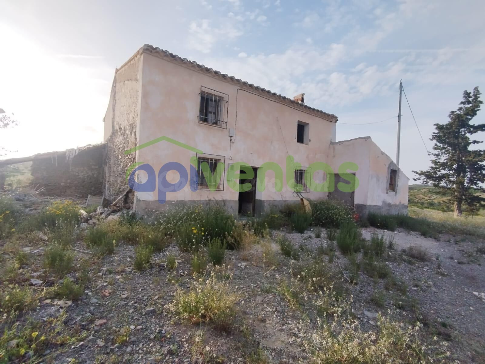 Casa de piedra con 13 hec de terreno con almendros