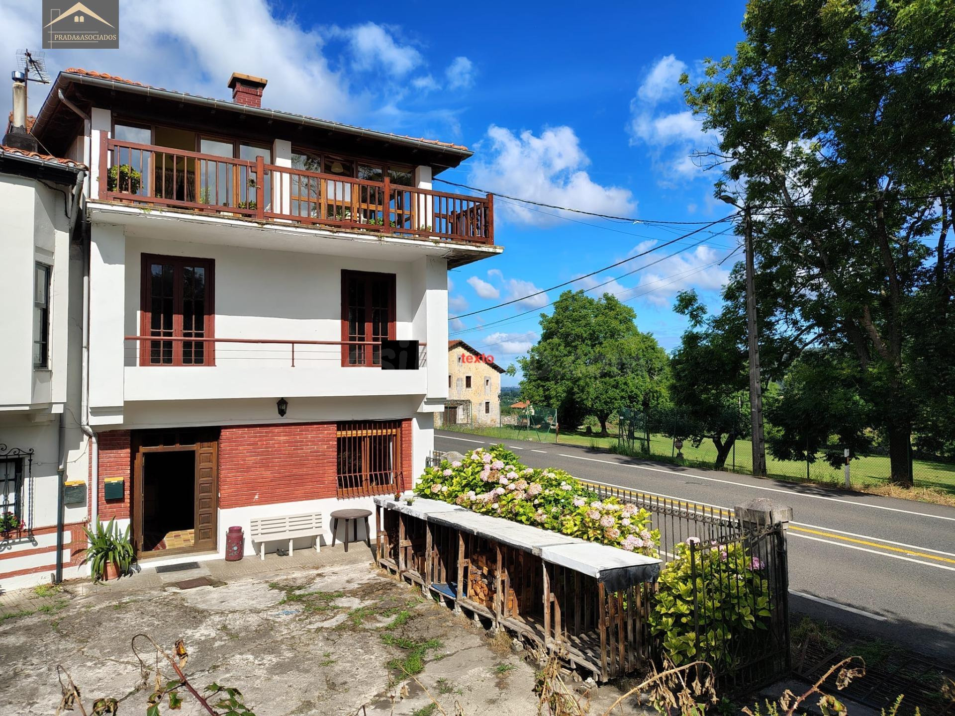 CASA PAREADA CON GRAN PARCELA.