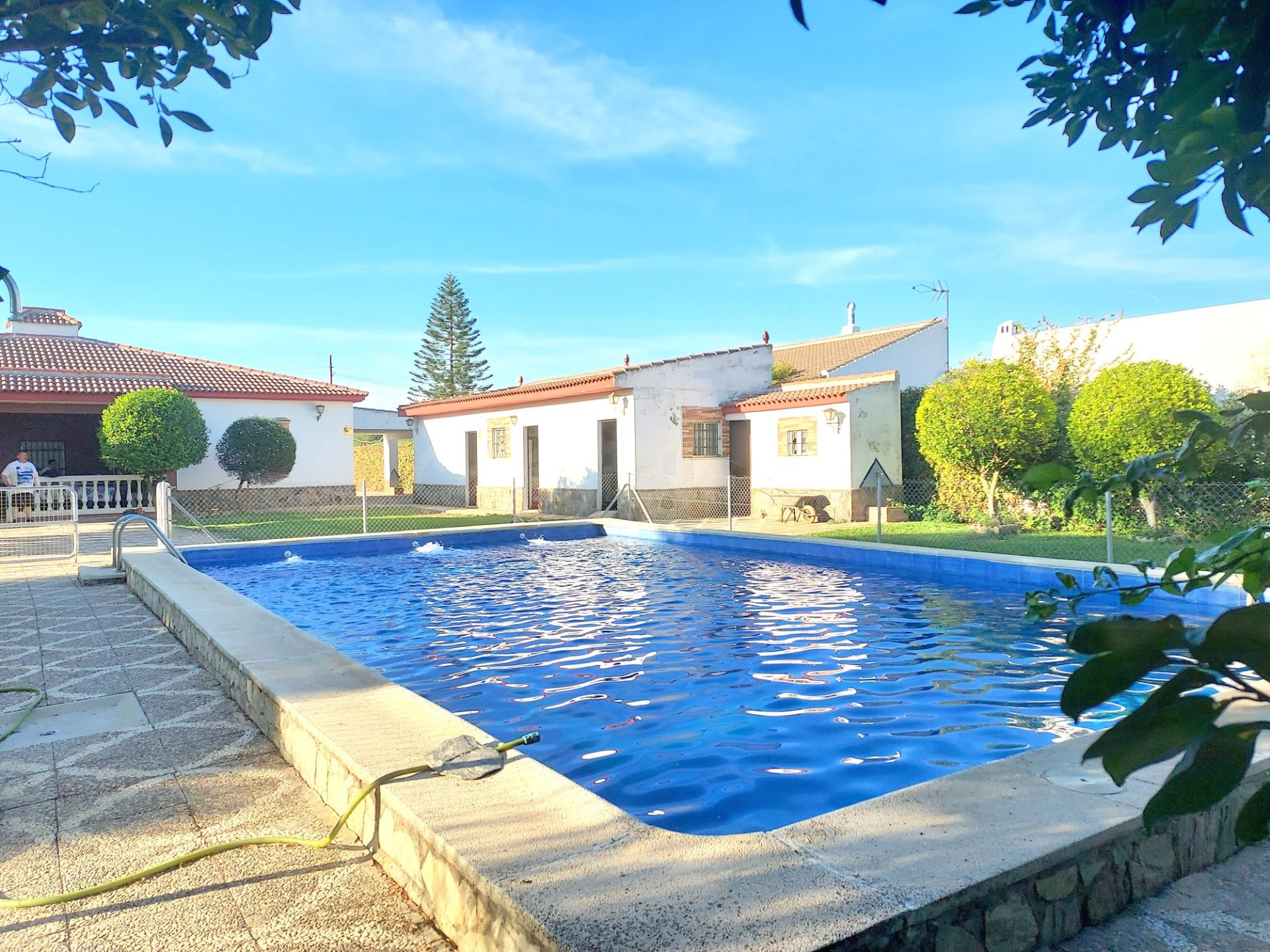 URBANIZACIÓN TARAZONA. A tan solo 15 m2 de Sevilla . CHALET 