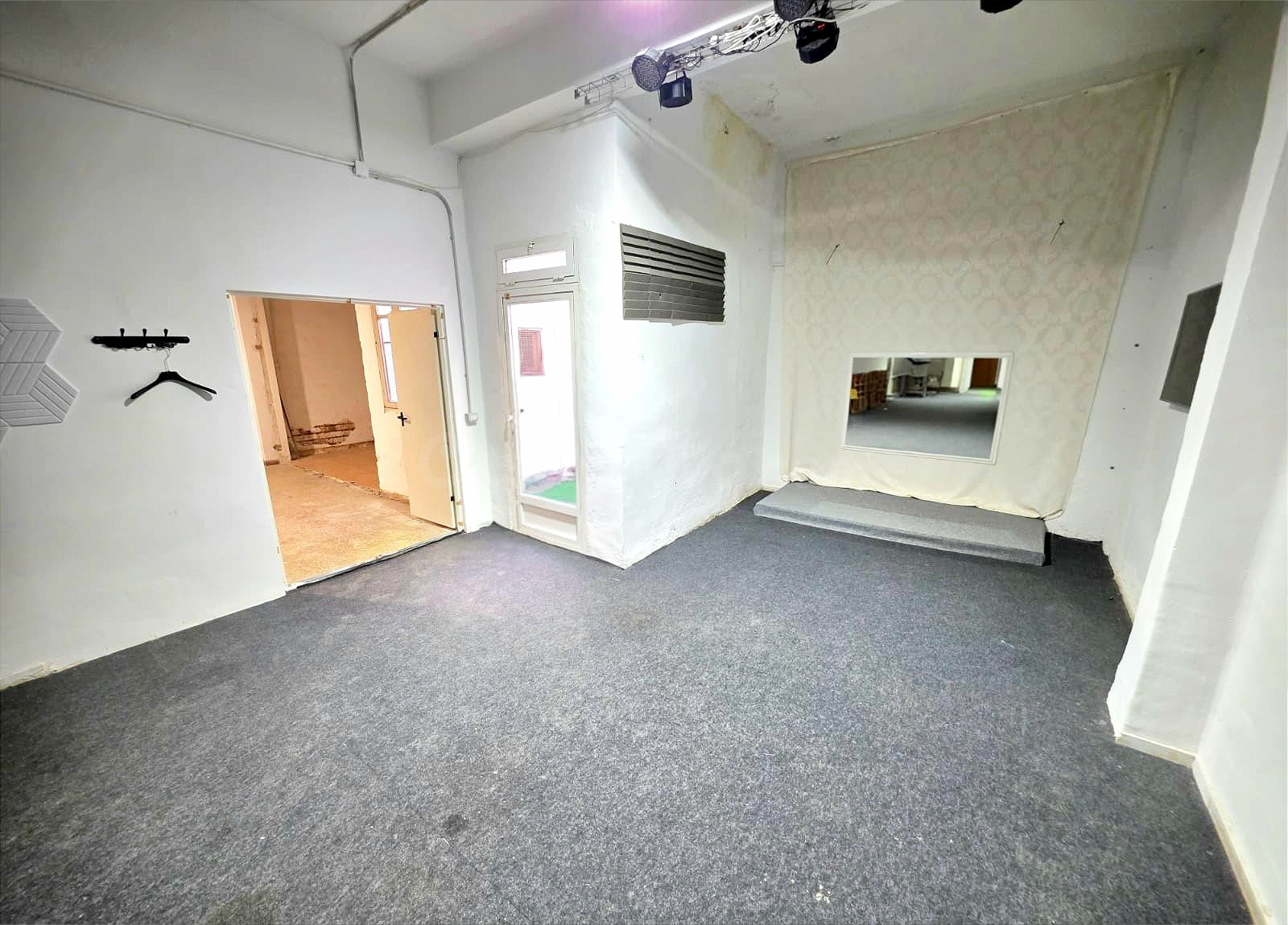 LOCAL COMERCIAL EN VENTA CENTRICO CON MUCHAS POSIBILIDADES - foto 3