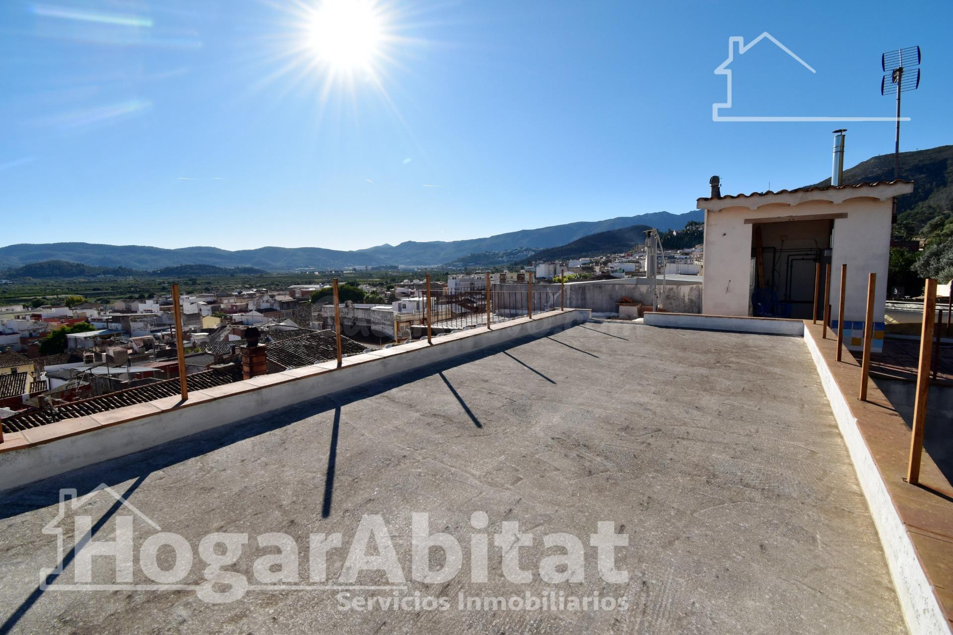 ¡VISTAS DESPEJADAS! ESPACIOSA CASA CON 3 TERRAZAS
