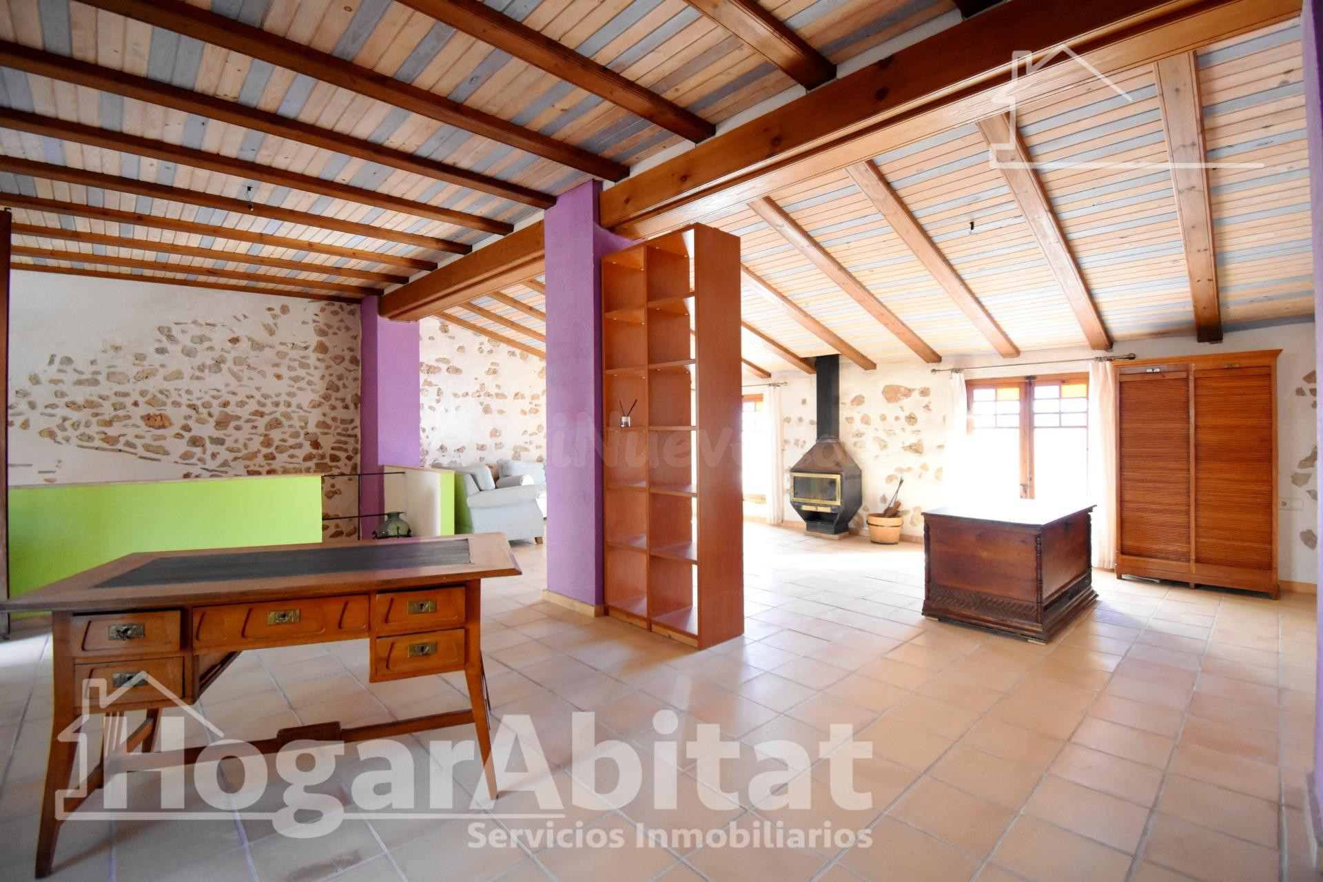 ¡VISTAS DESPEJADAS! ESPACIOSA CASA CON 3 TERRAZAS - foto 2