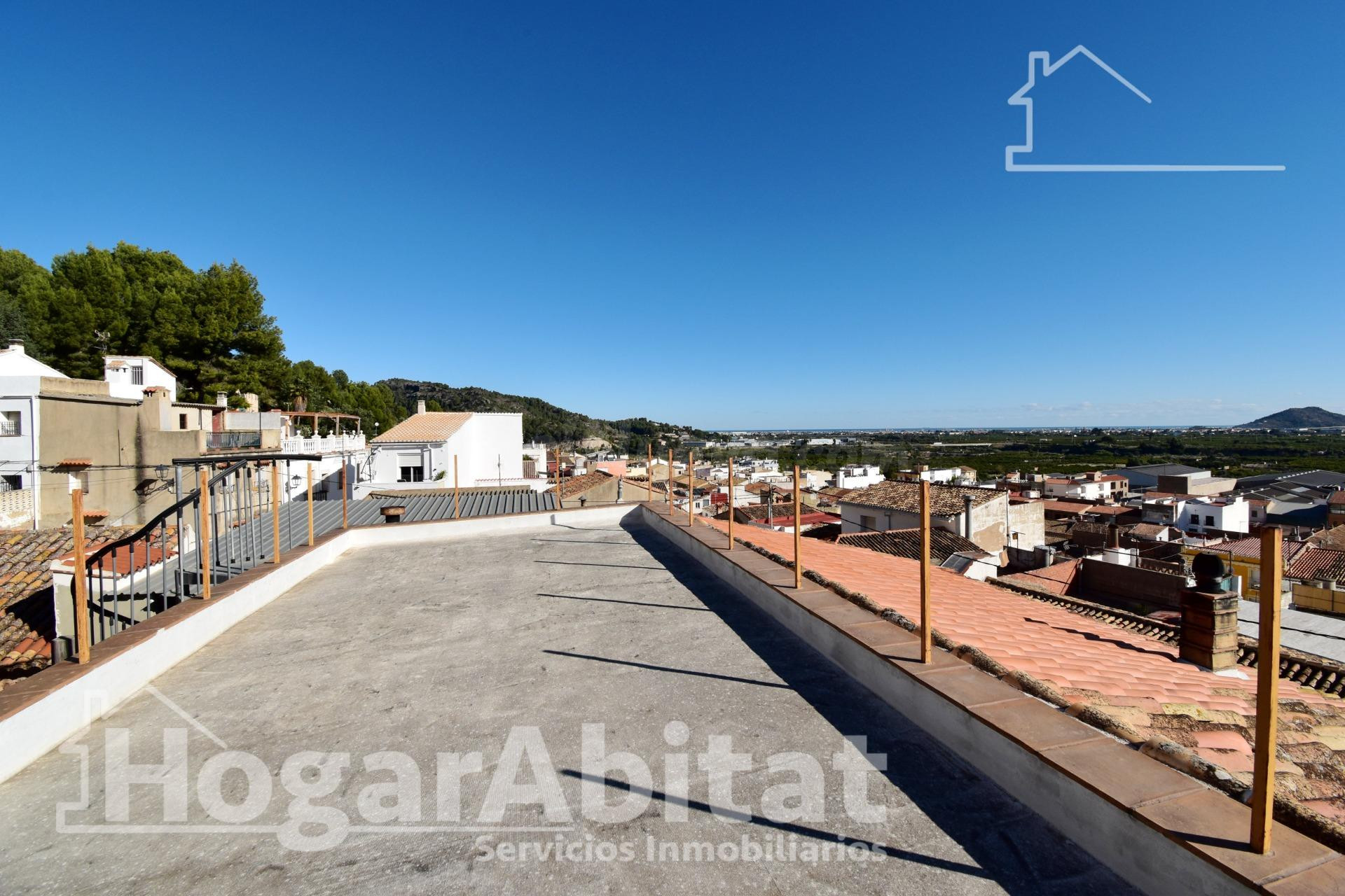 ¡VISTAS DESPEJADAS! ESPACIOSA CASA CON 3 TERRAZAS - foto 3