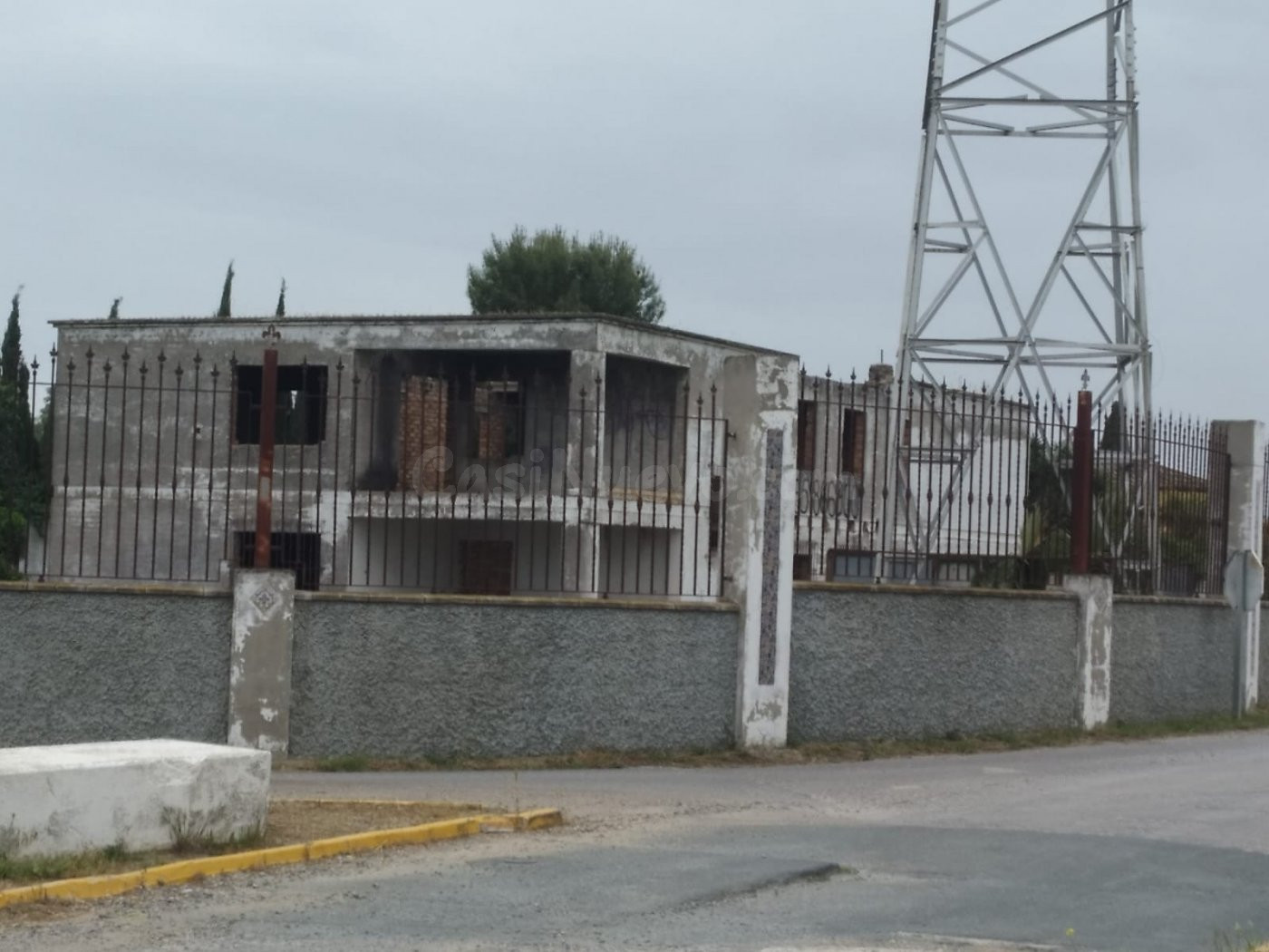 Parcela con edificio semi en construcción.