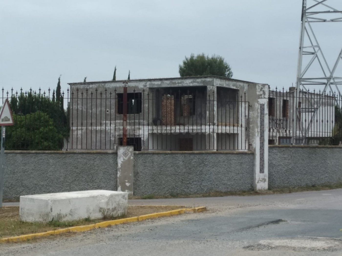 Parcela con edificio semi en construcción. - foto 2