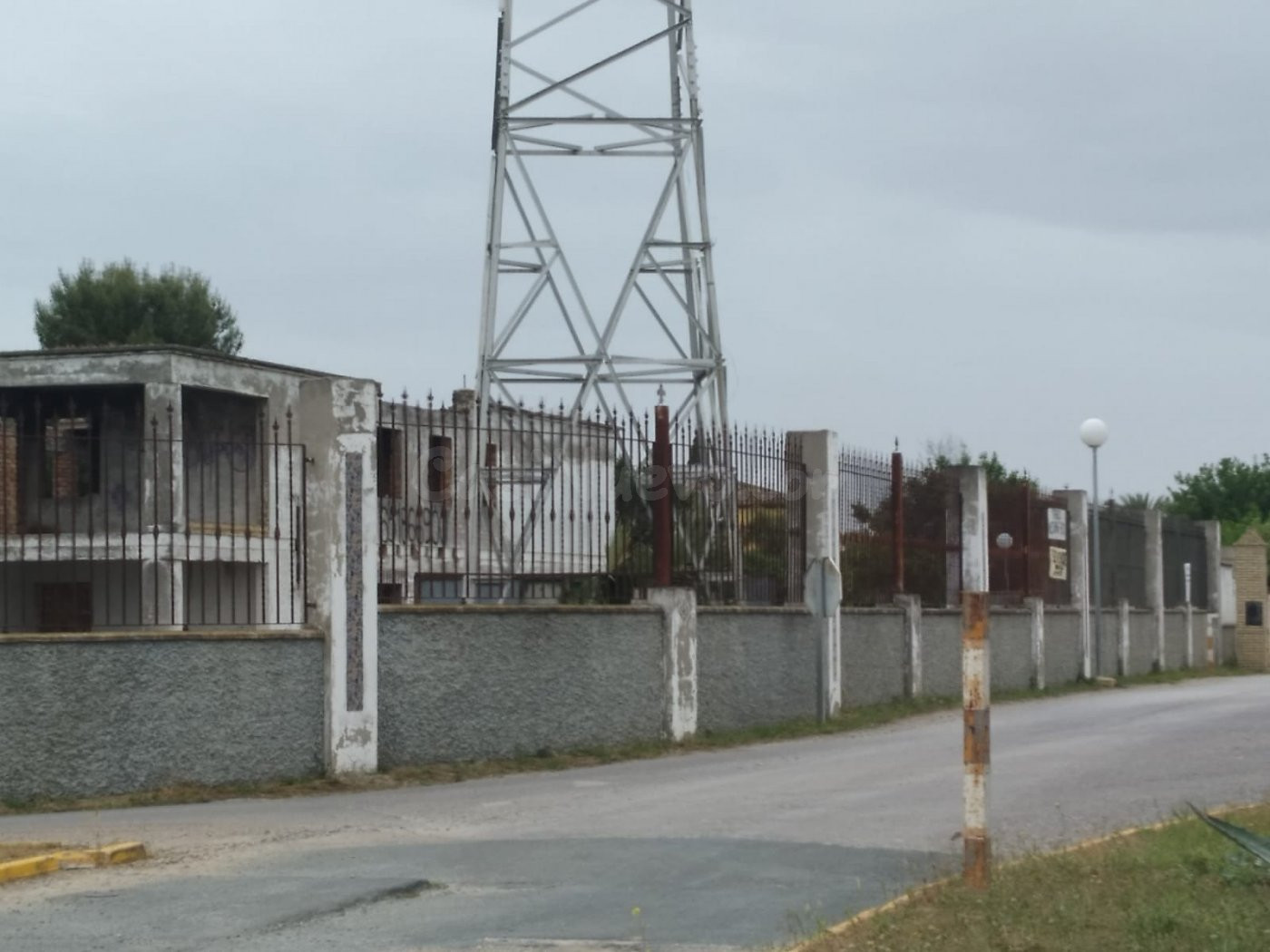 Parcela con edificio semi en construcción. - foto 3