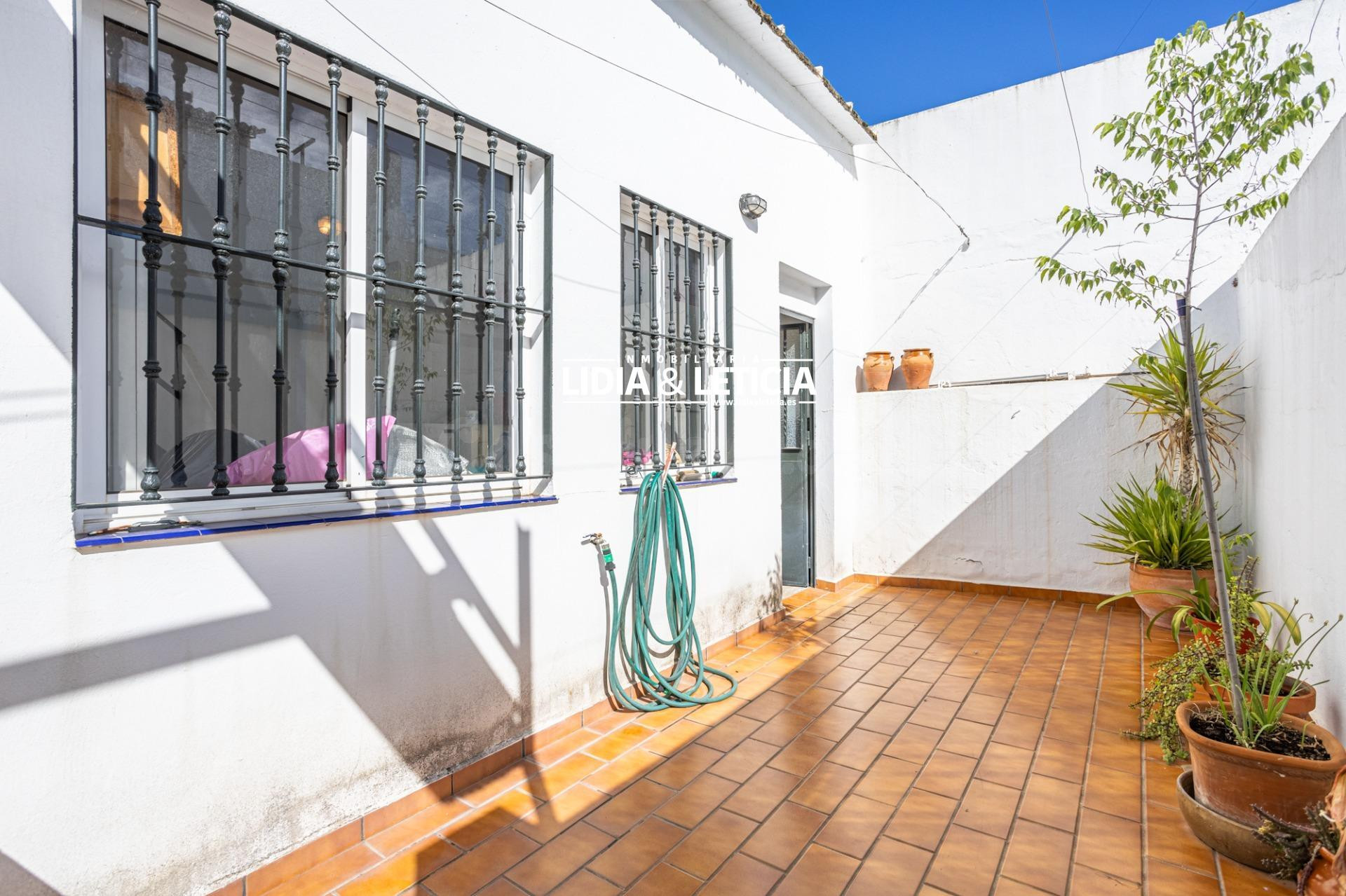 Casa en planta alta con local propio en Zona los toreros, en