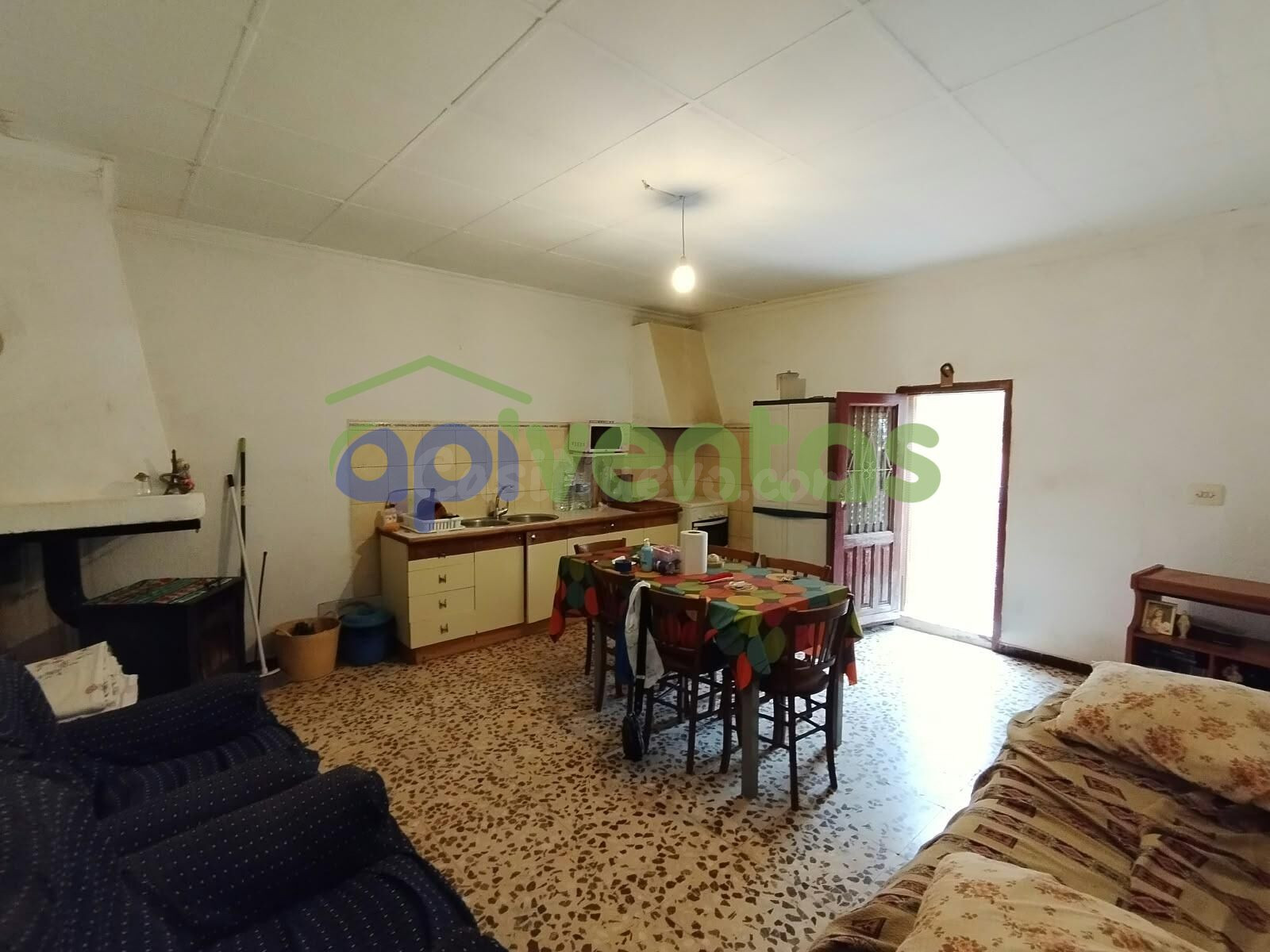 Casa con garaje y terreno - foto 3