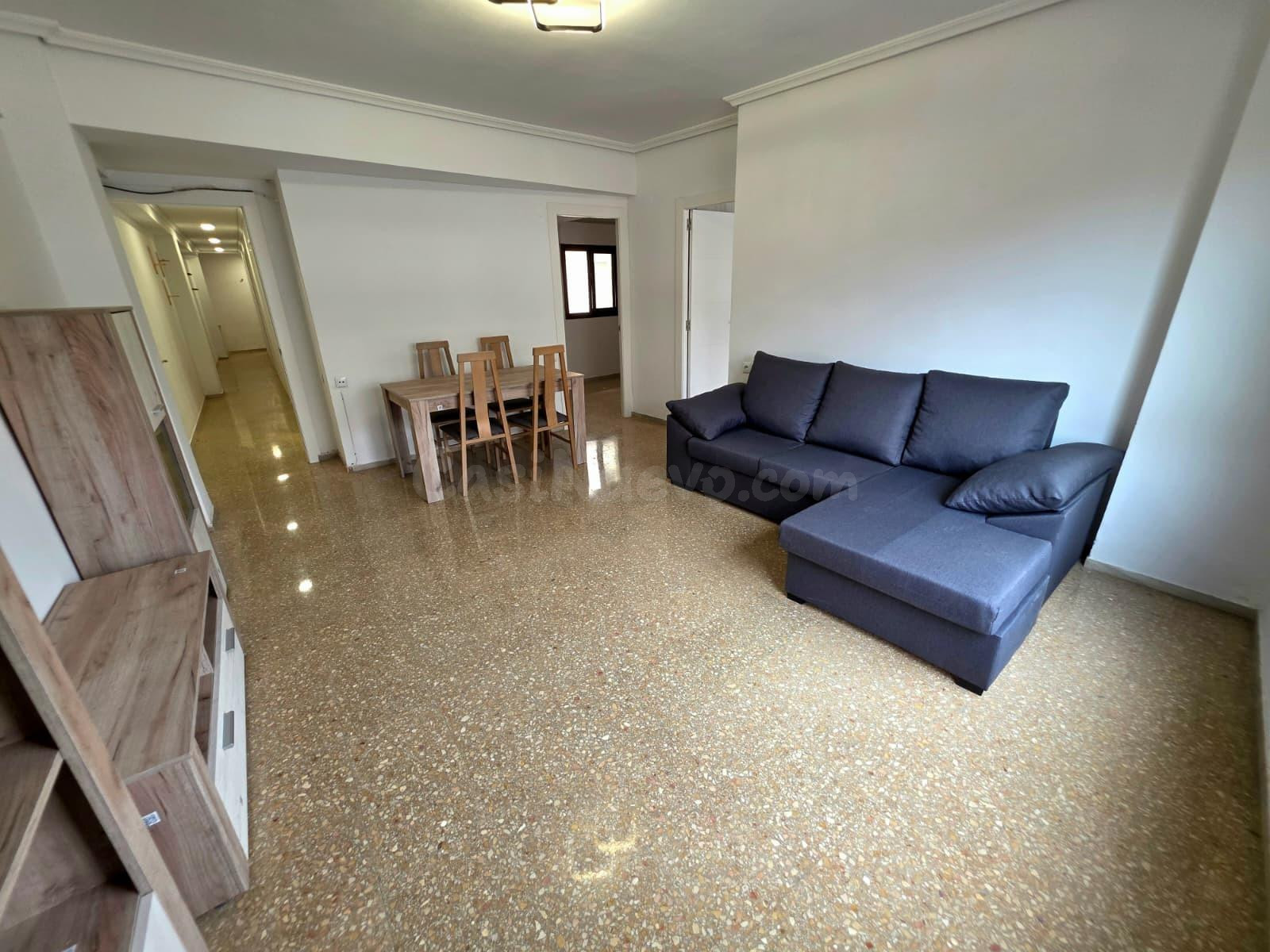 Amplia Vivienda Semireformada con Ascensor en Parque Ribalta