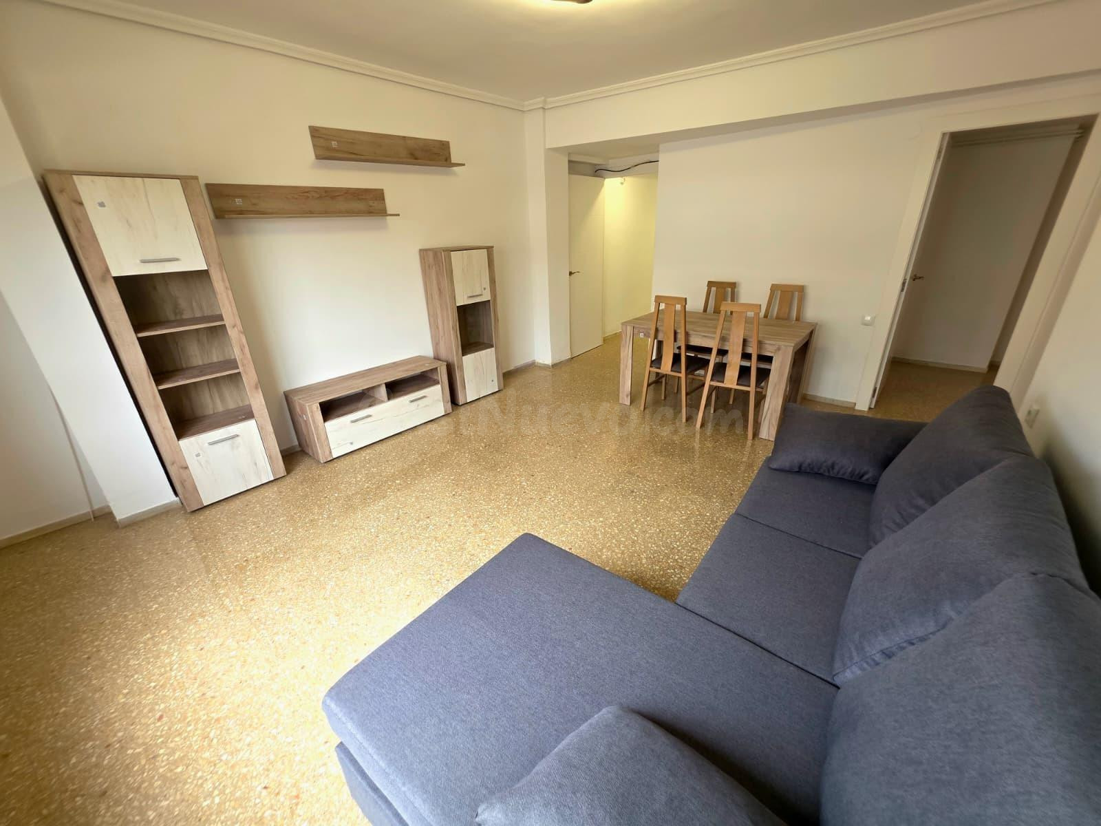 Amplia Vivienda Semireformada con Ascensor en Parque Ribalta - foto 2
