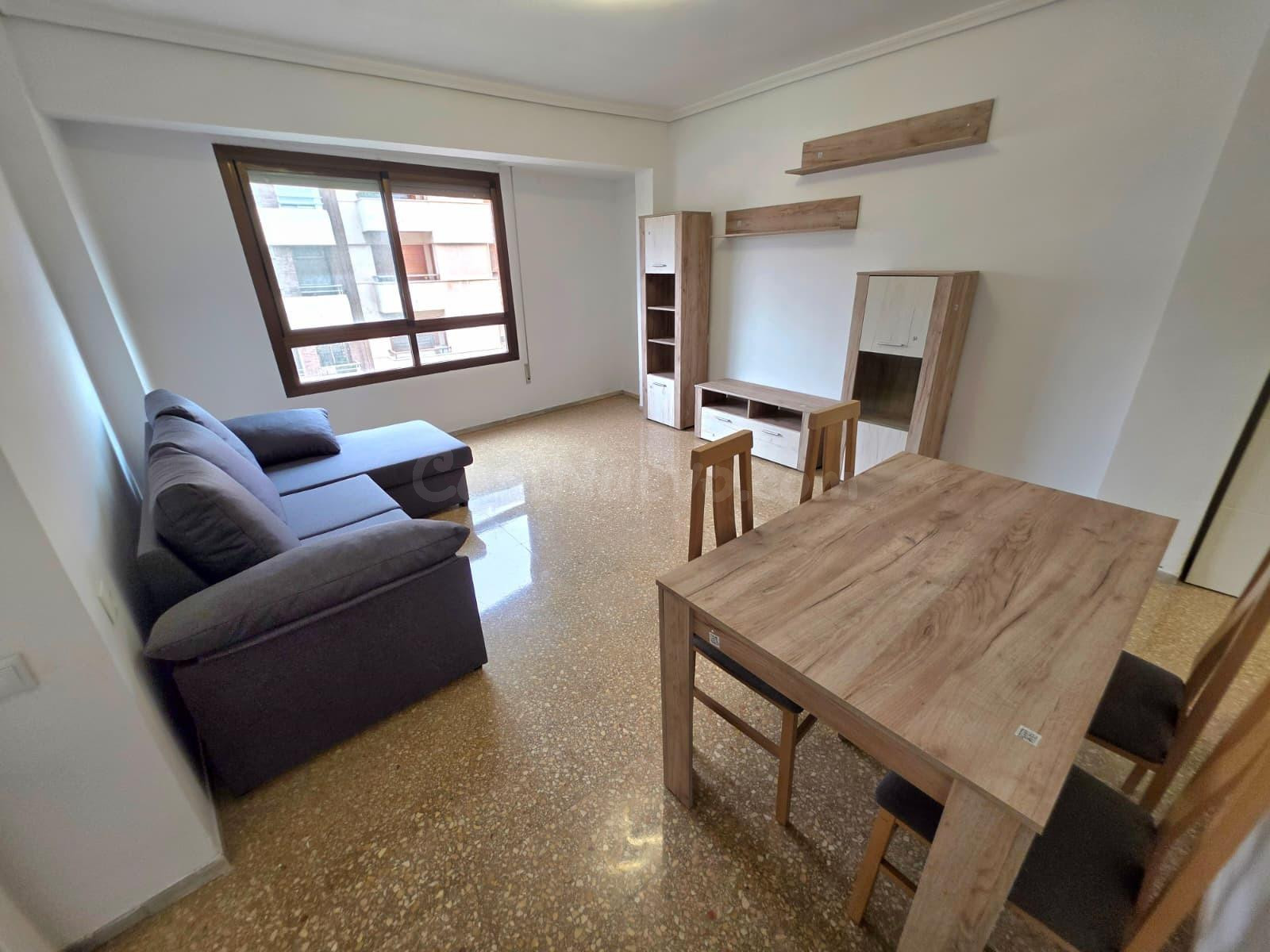 Amplia Vivienda Semireformada con Ascensor en Parque Ribalta - foto 3