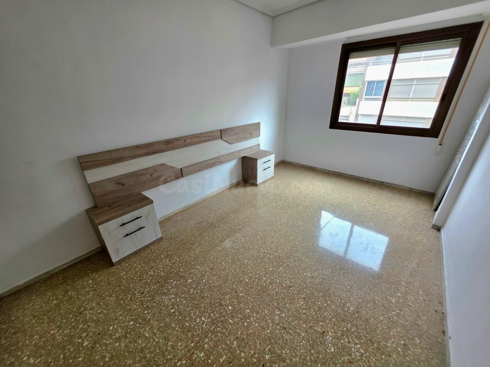 Amplia Vivienda Semireformada con Ascensor en Parque Ribalta - foto 5