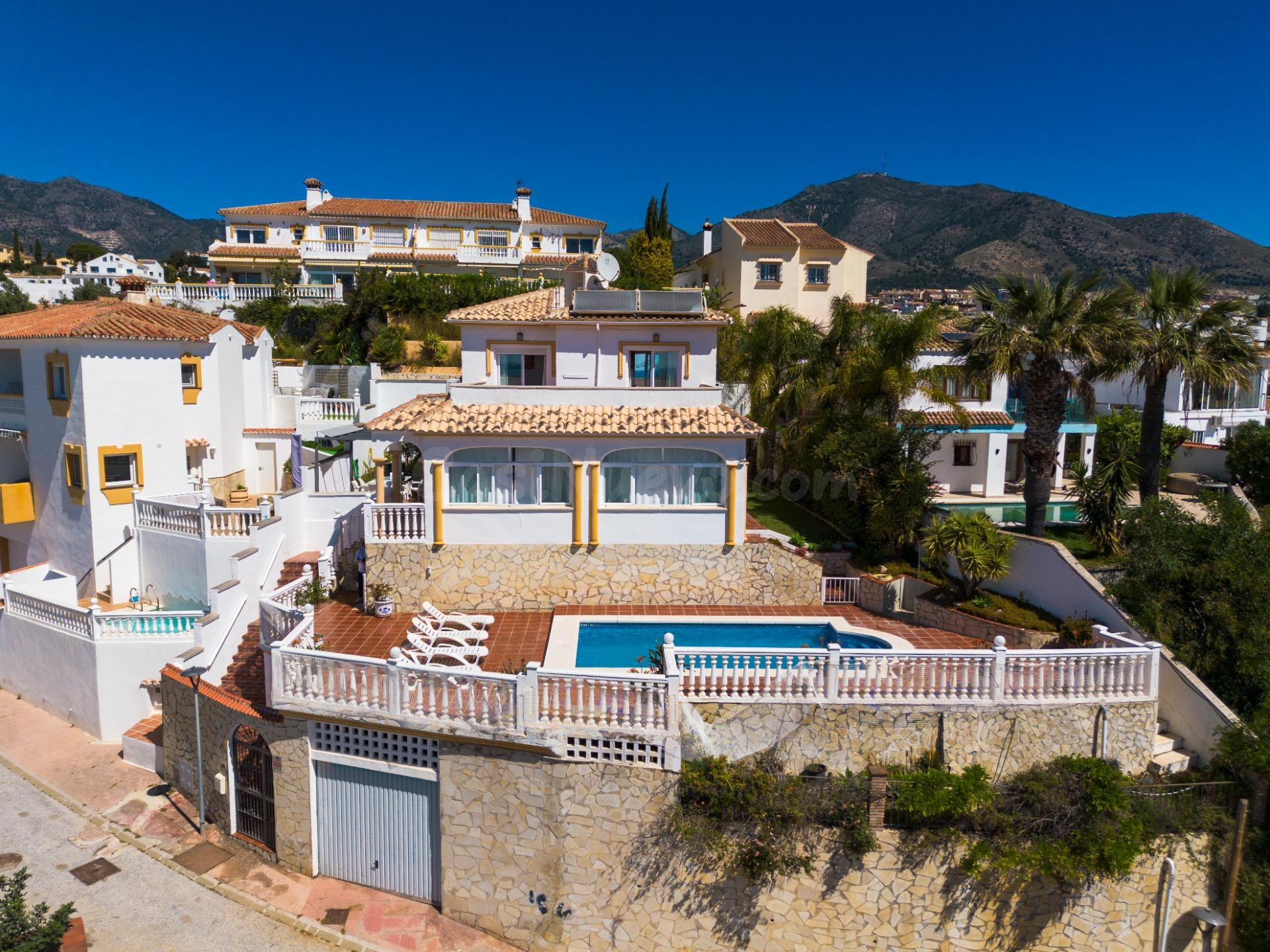 Villa en venta en Torreblanca Fuengirola con vistas al mar, piscina privada y licencia turística | Costa del Sol
