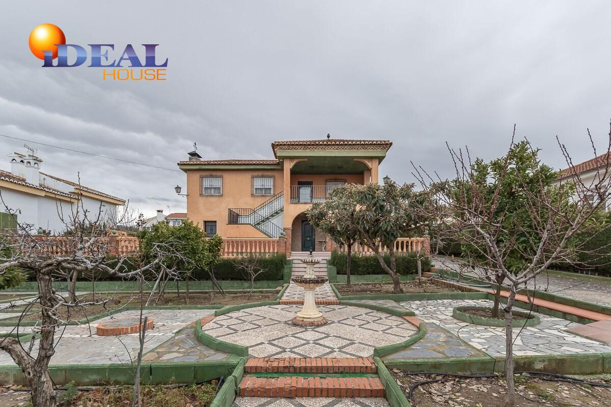 Chalet con piscina y gran parcela en la urbanización Molino 