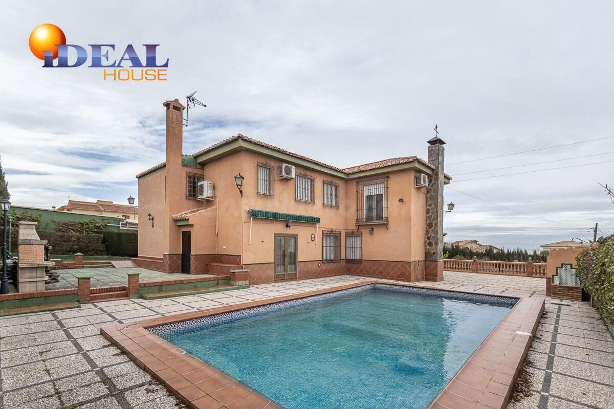 Chalet con piscina y gran parcela en la urbanización Molino  - foto 2