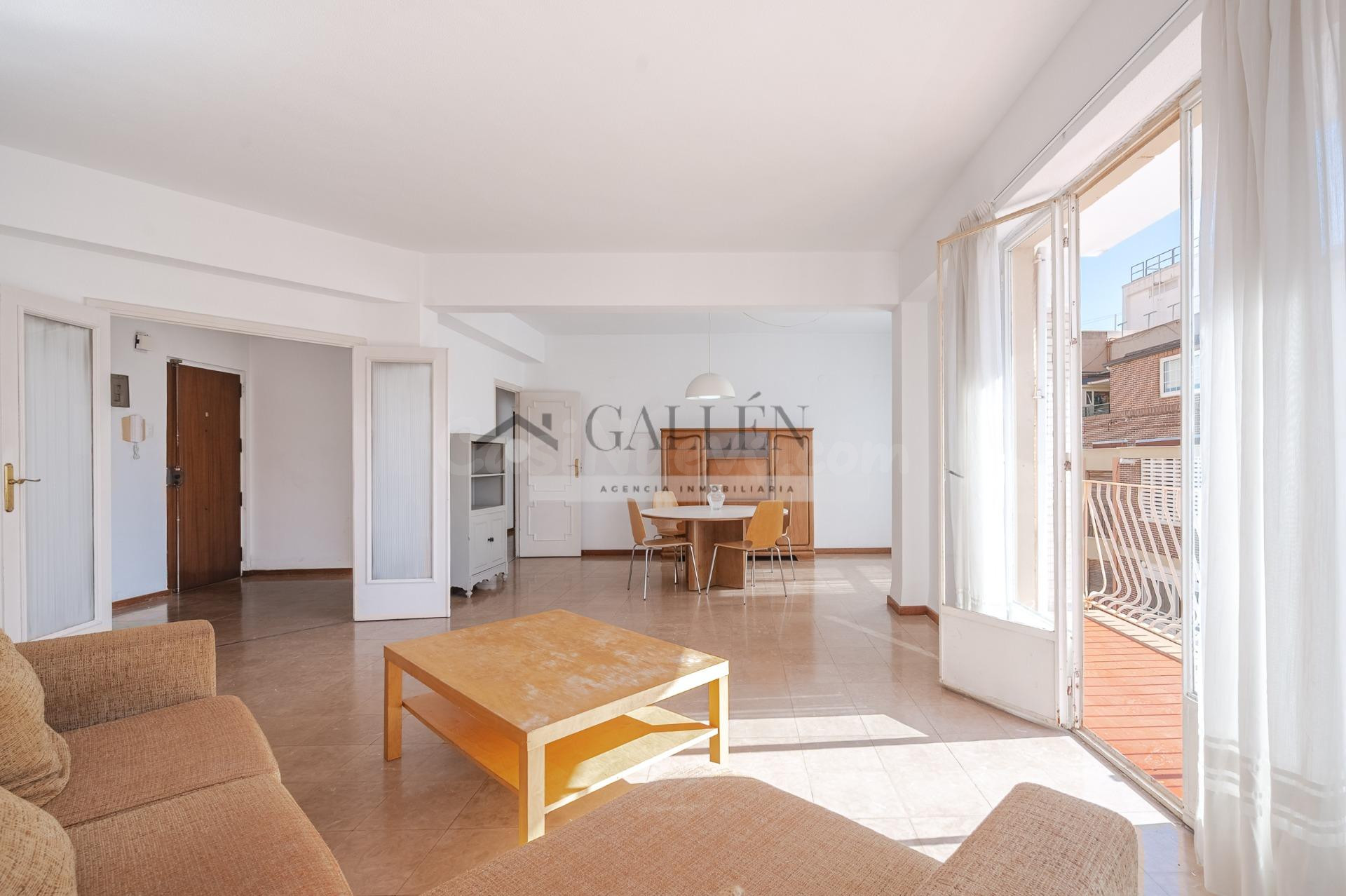 Amplia y luminosa vivienda esquinera en venta zona Avda. Cas