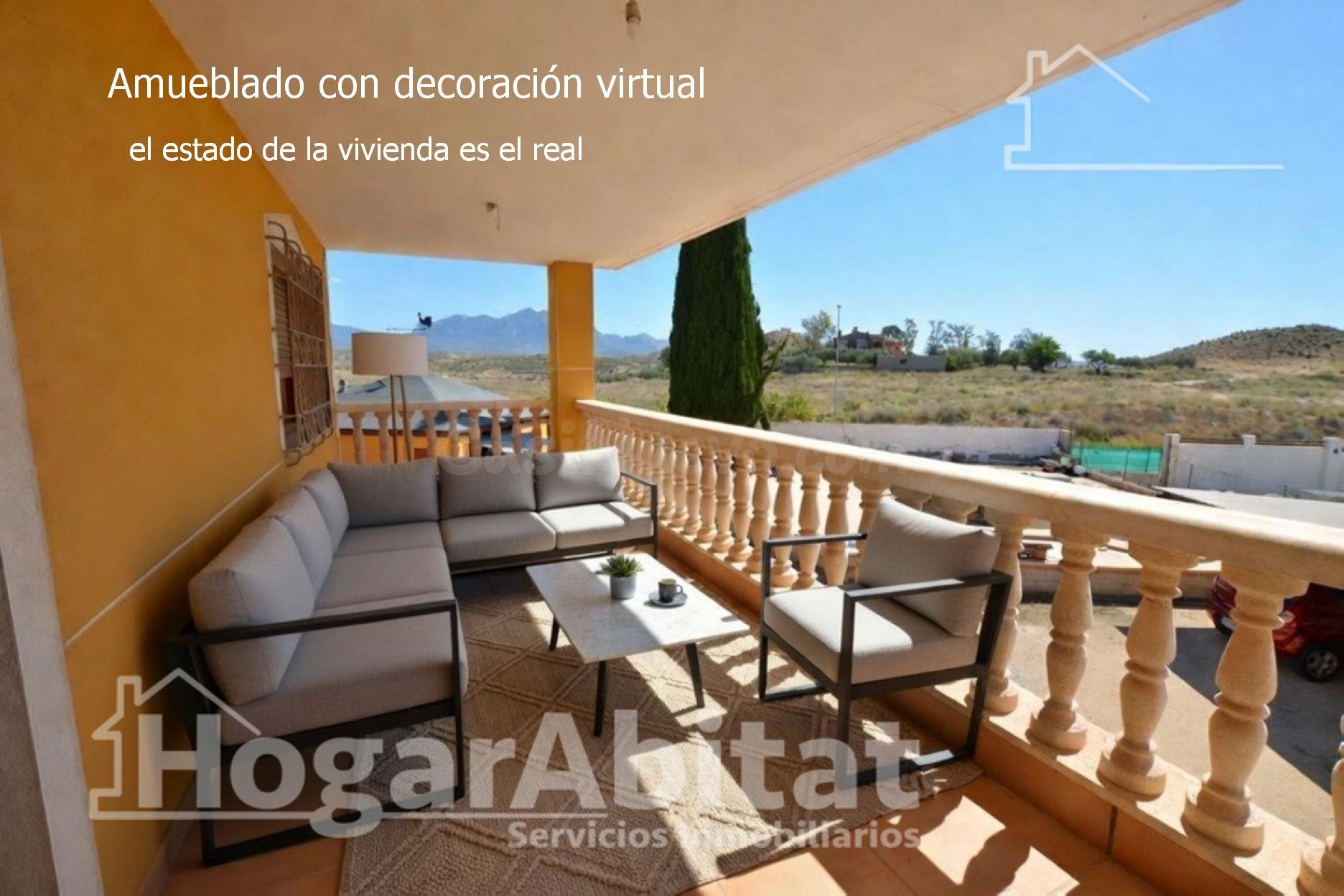 CHALET CON PISCINA, GARAJE, DOS TERRAZAS Y BARBACOA