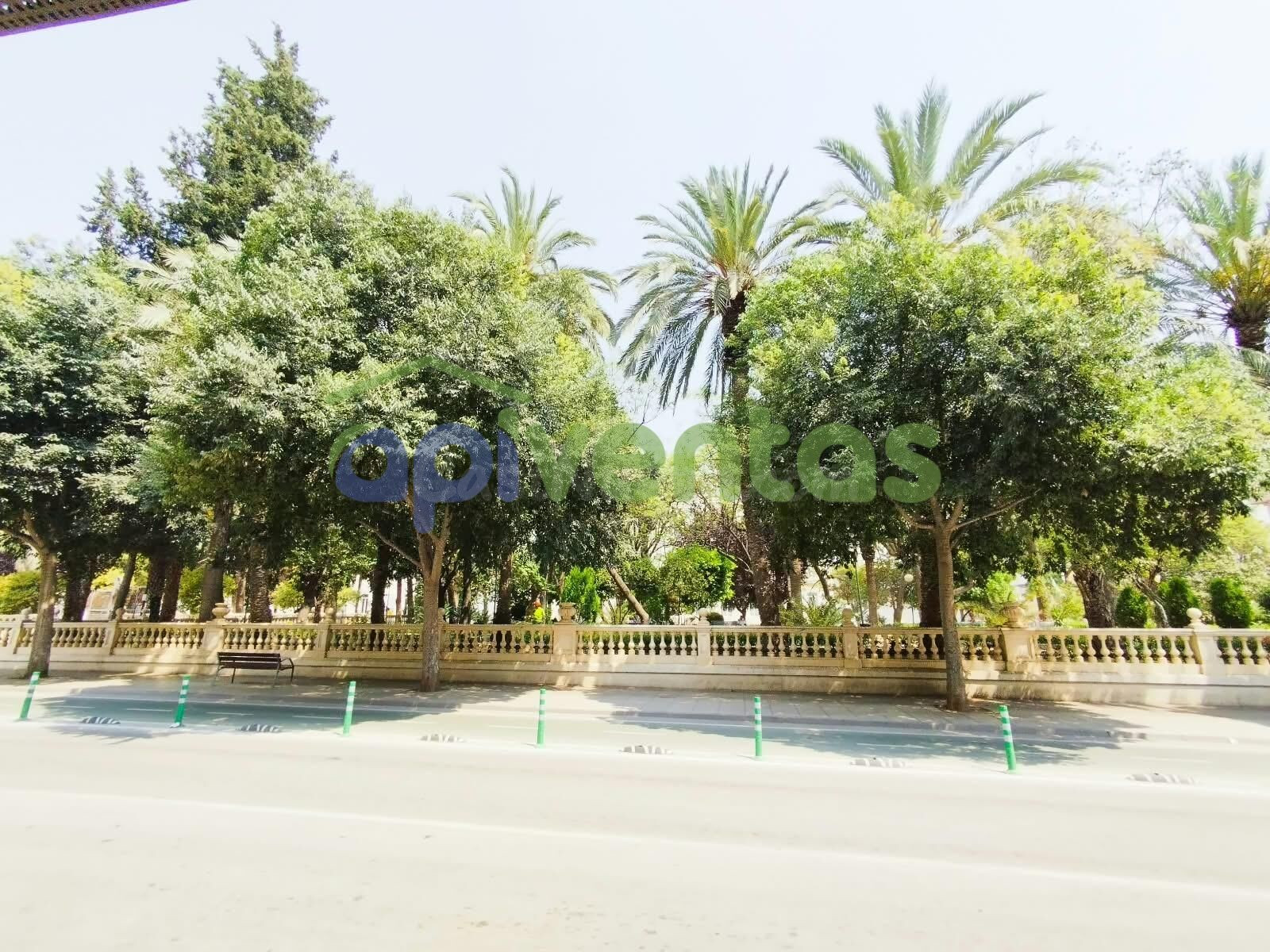 Local de 284 metros a 2 calles