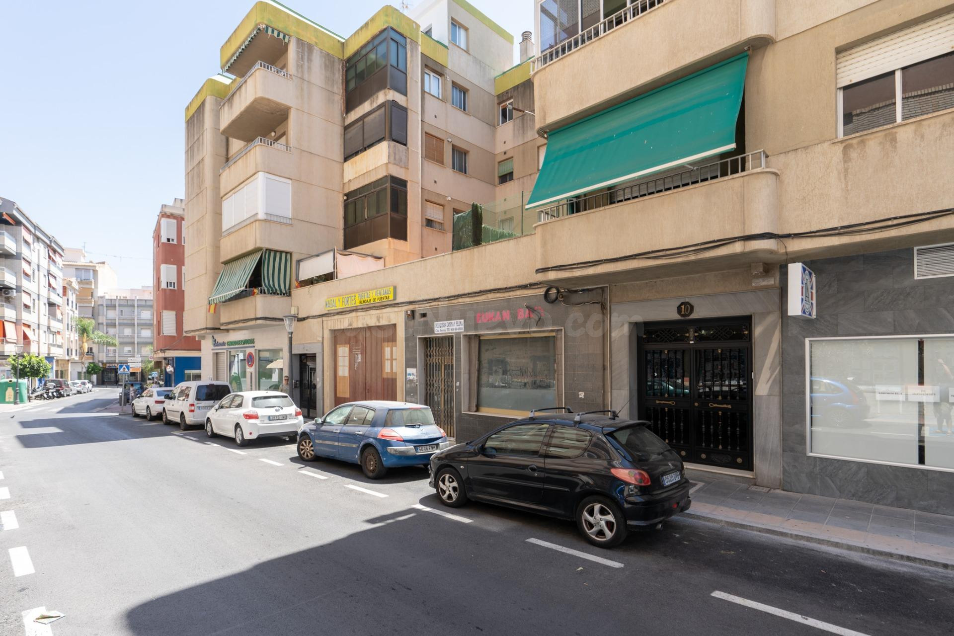 66 m2 con escaparate en zona Cañas, ubicación estratégica pa
