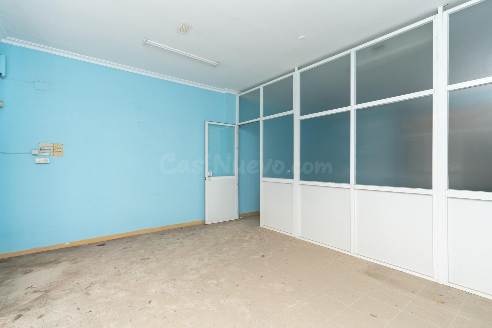 66 m2 con escaparate en zona Cañas, ubicación estratégica pa - foto 4