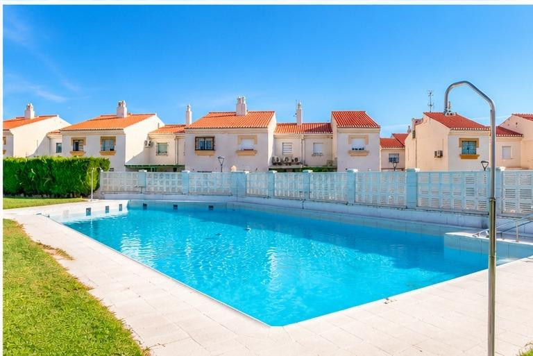 Venta de Casa Adosada en la Playa de Salobreña, en Urb. con 