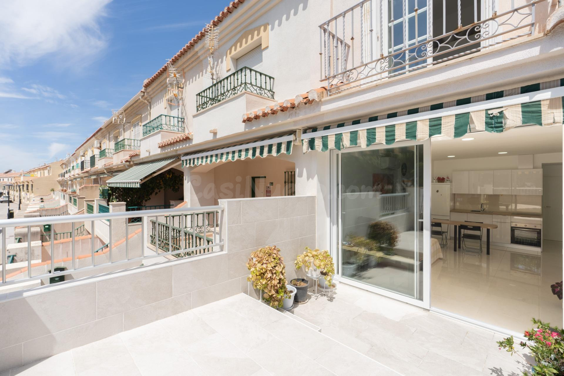 Venta de Casa Adosada en la Playa de Salobreña, en Urb. con  - foto 2