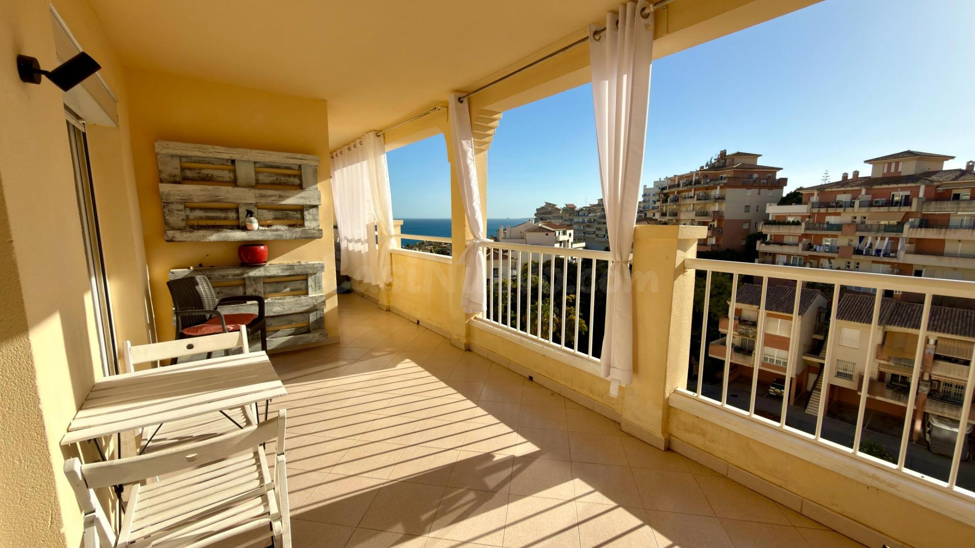 Piso con terraza, garaje y trastero en Torrequebrada, Benalm
