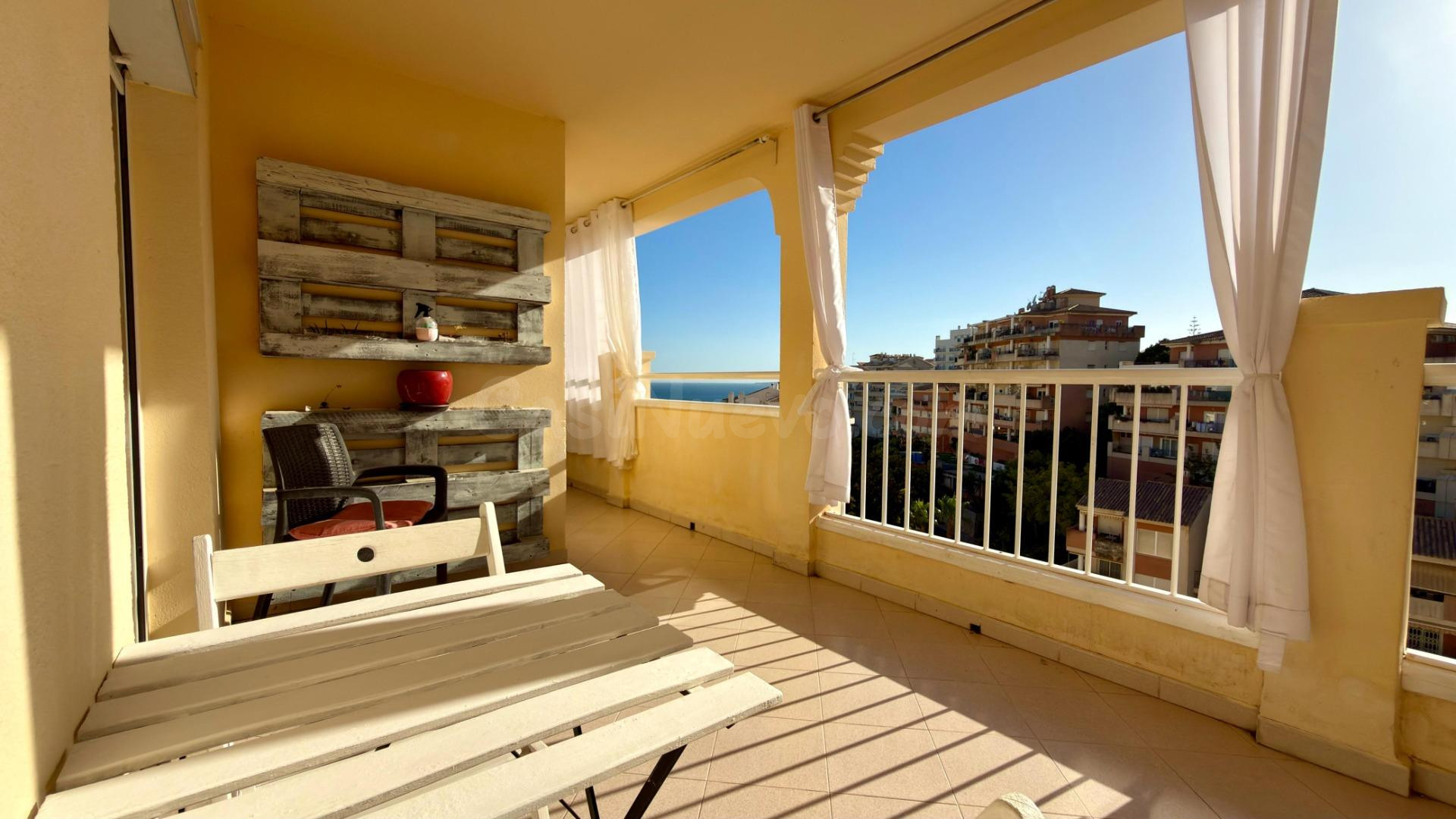 Piso con terraza, garaje y trastero en Torrequebrada, Benalm - foto 4