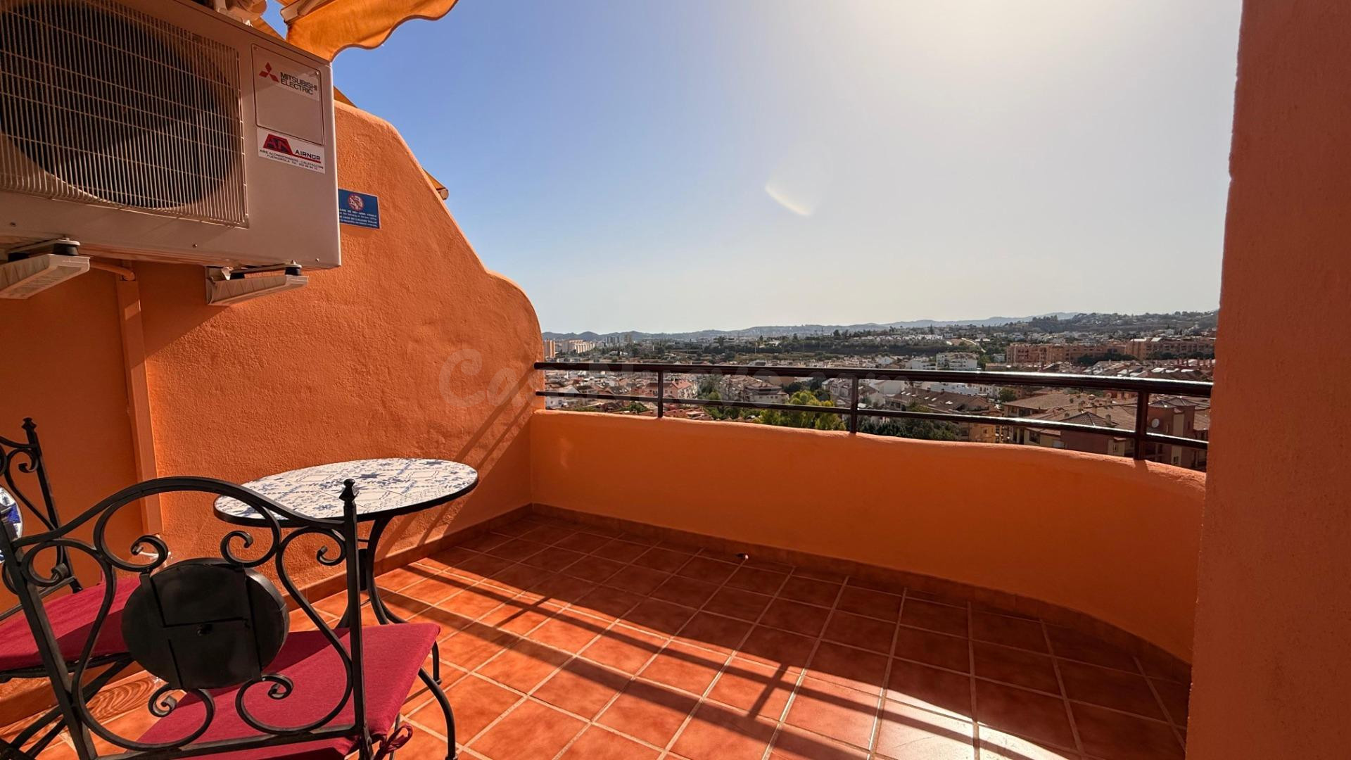 Piso en venta en Los Pacos, Fuengirola | 2 dormitorios, terr - foto 2