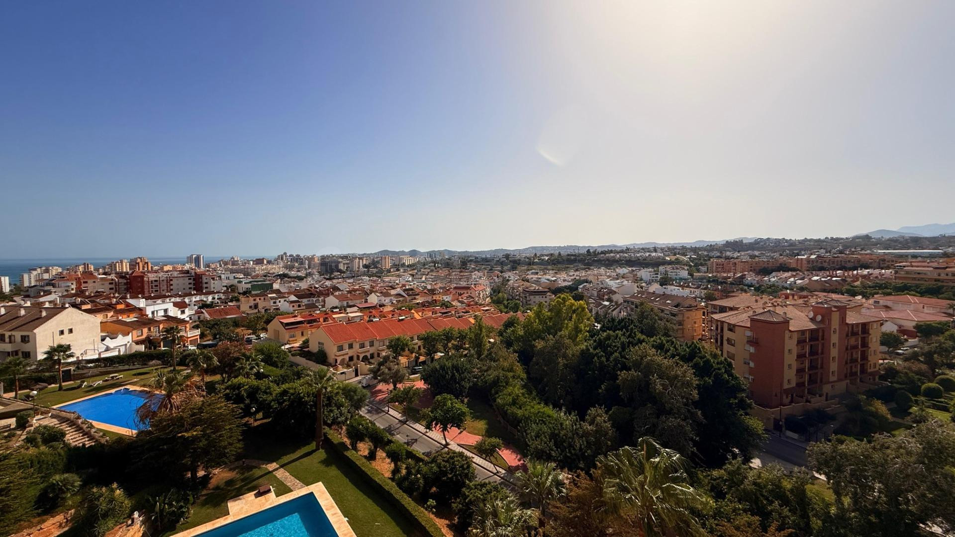 Piso en venta en Los Pacos, Fuengirola | 2 dormitorios, terr - foto 3