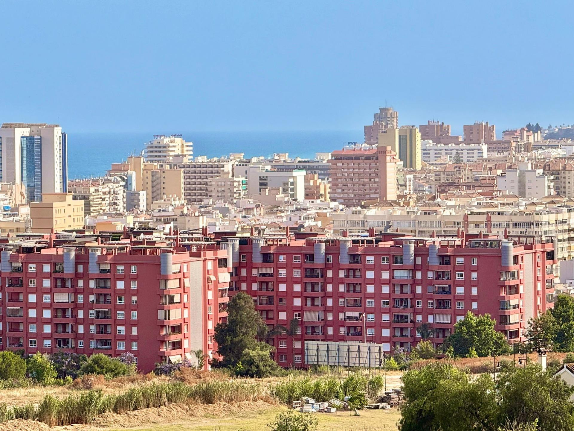 Adosado en Torreblanca, Fuengirola con piscina, garaje y áti - foto 2