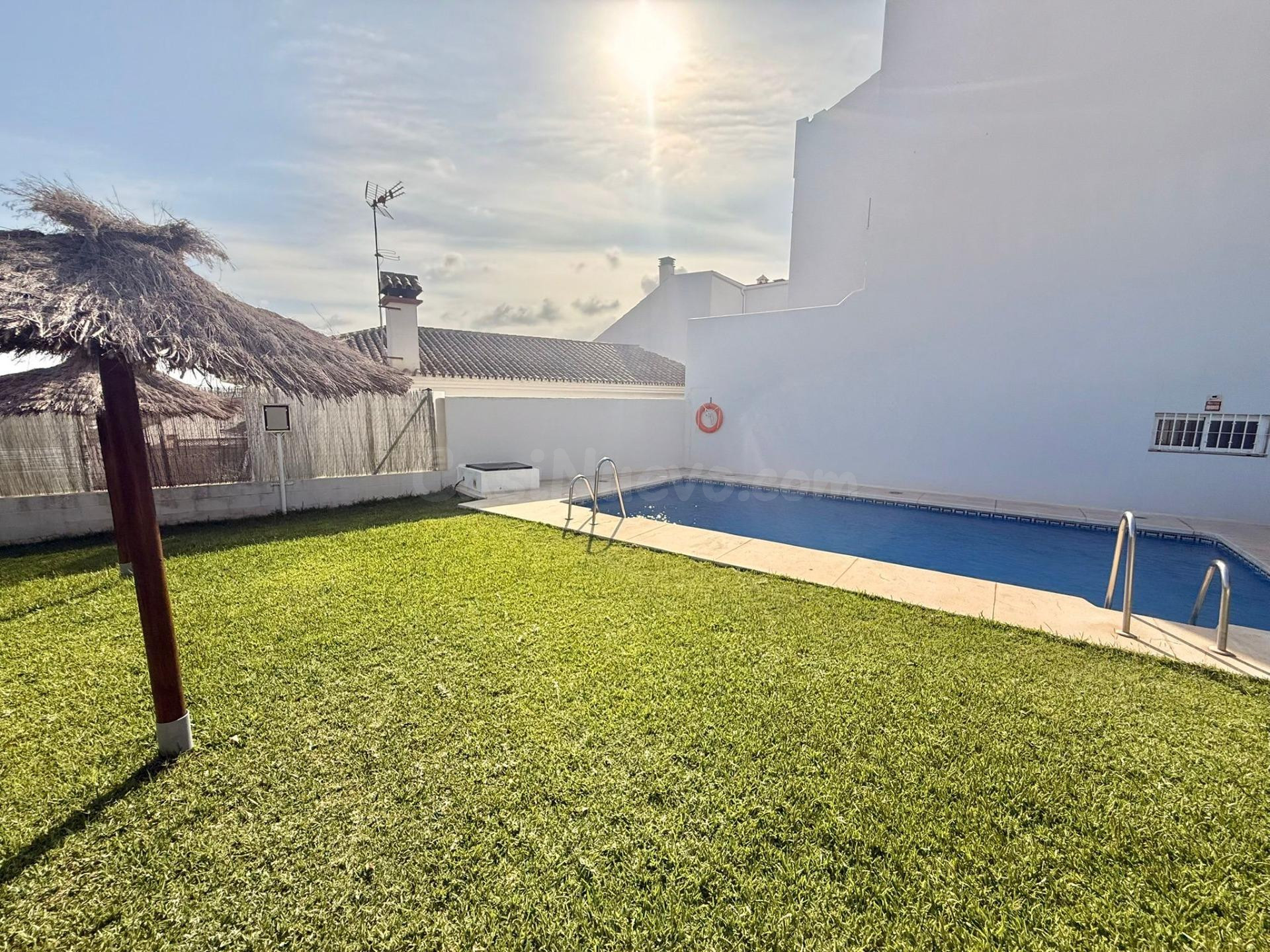 Adosado en Torreblanca, Fuengirola con piscina, garaje y áti - foto 3
