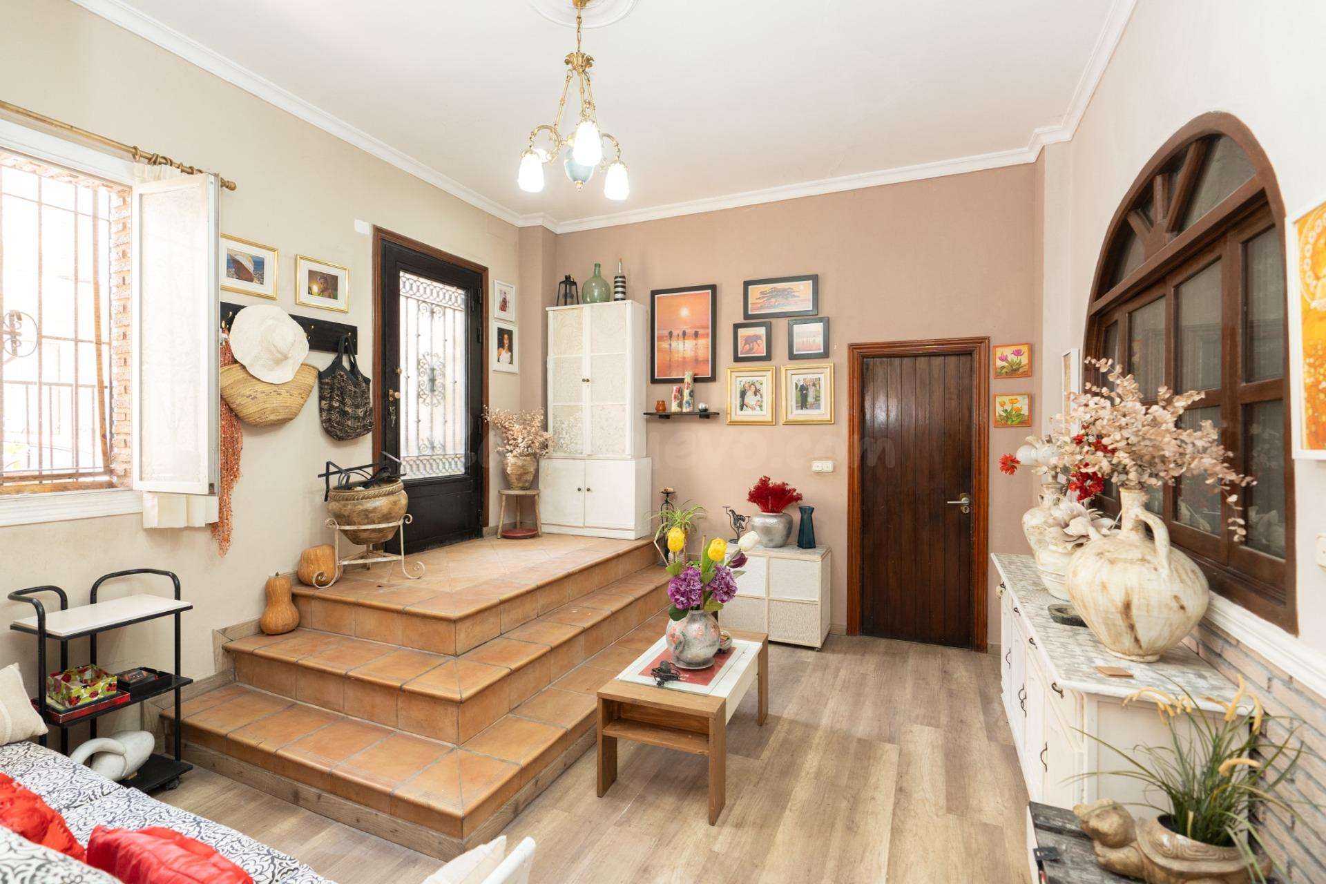 Exclusiva vivienda de grandes dimensiones en Huerto Capitán - foto 2