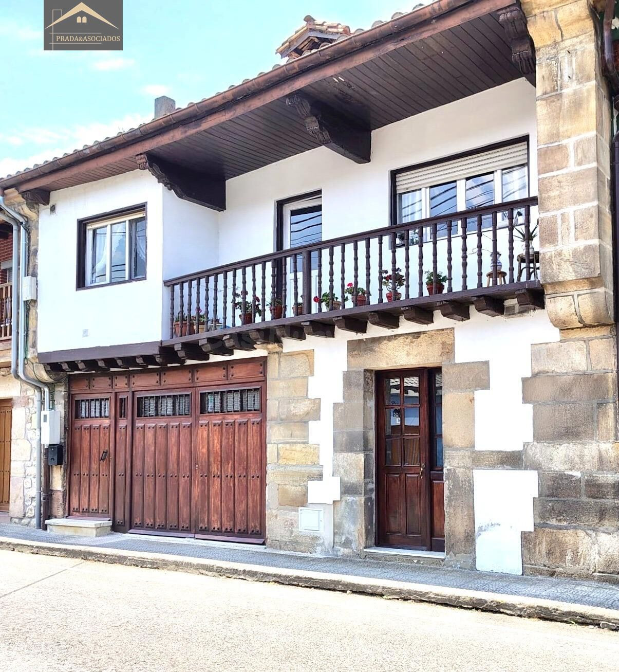 CASA Y TERRENO EN ARENAS DE IGUÑA.
