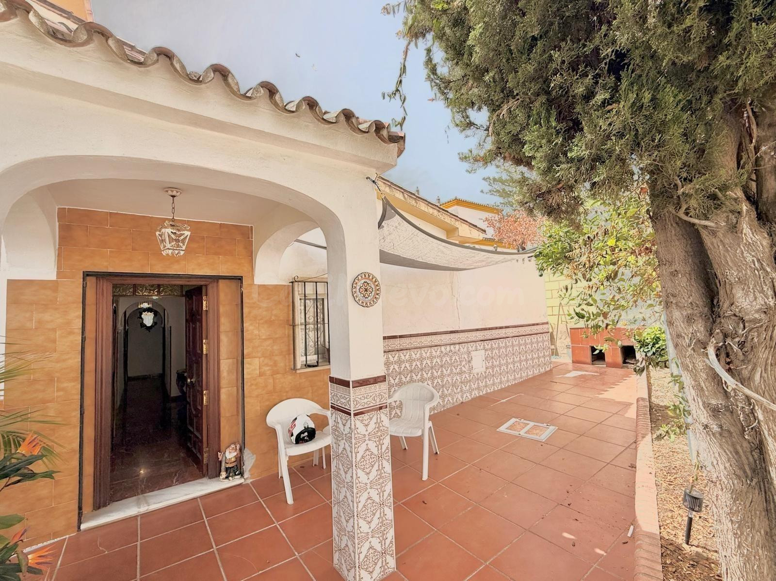 Chalet independiente en una sola planta con jardín, garaje y