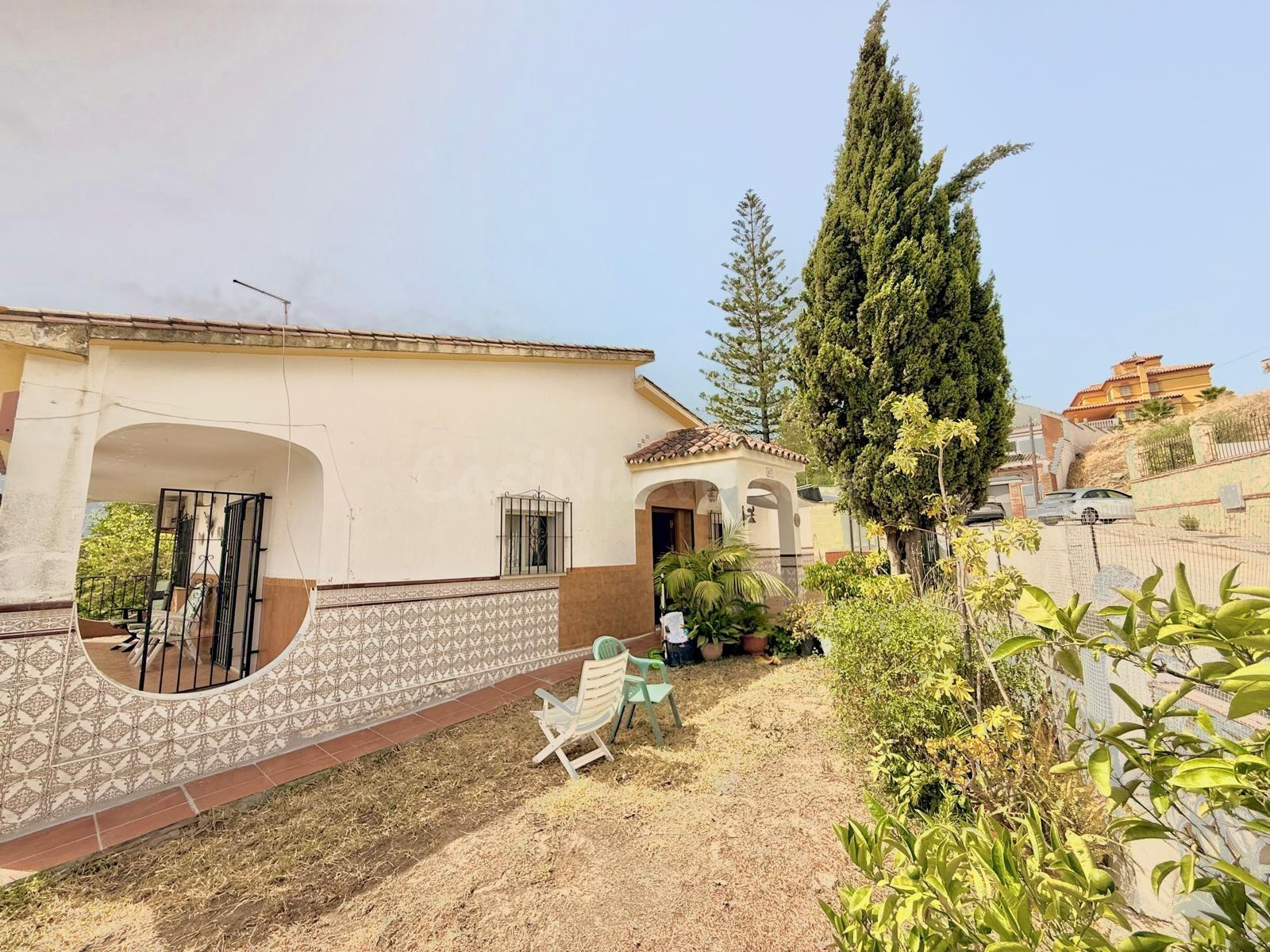 Chalet independiente en una sola planta con jardín, garaje y - foto 2
