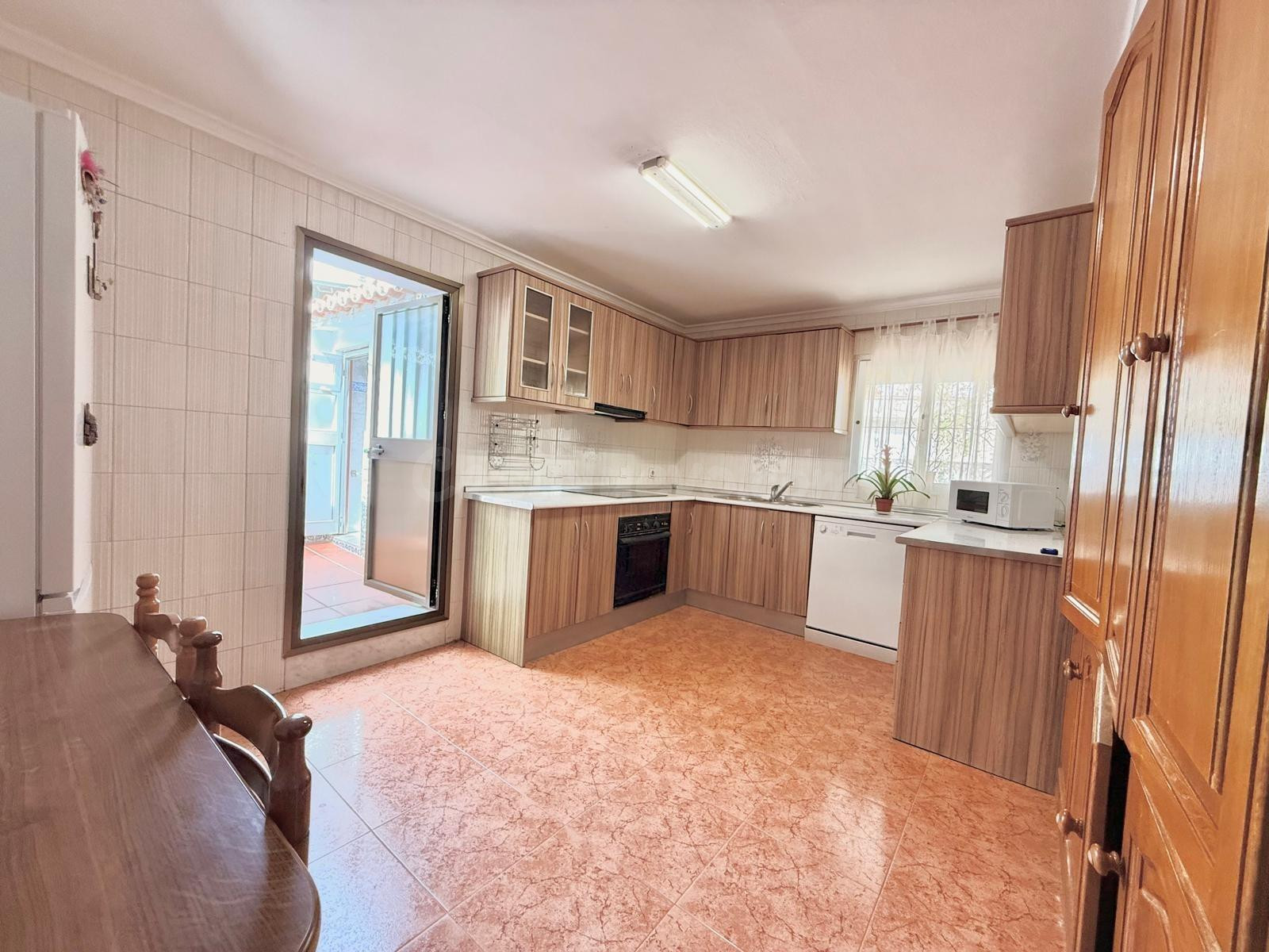 Chalet independiente en una sola planta con jardín, garaje y - foto 3
