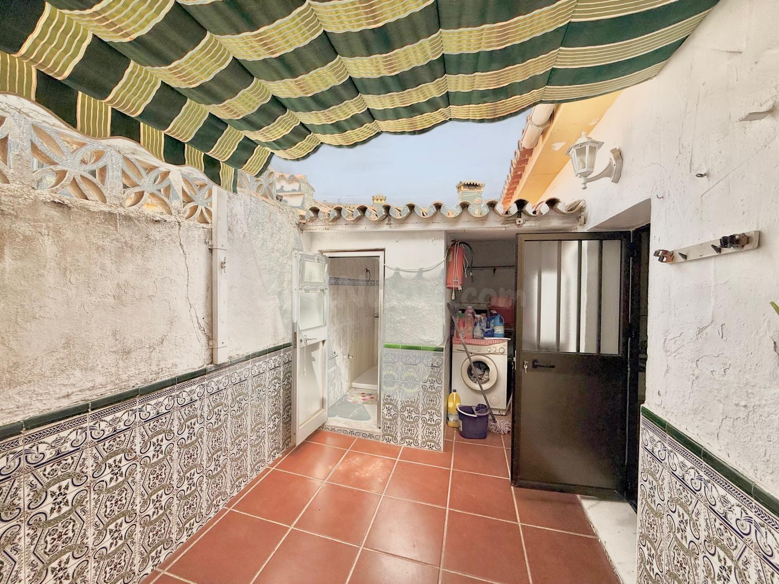 Chalet independiente en una sola planta con jardín, garaje y - foto 4