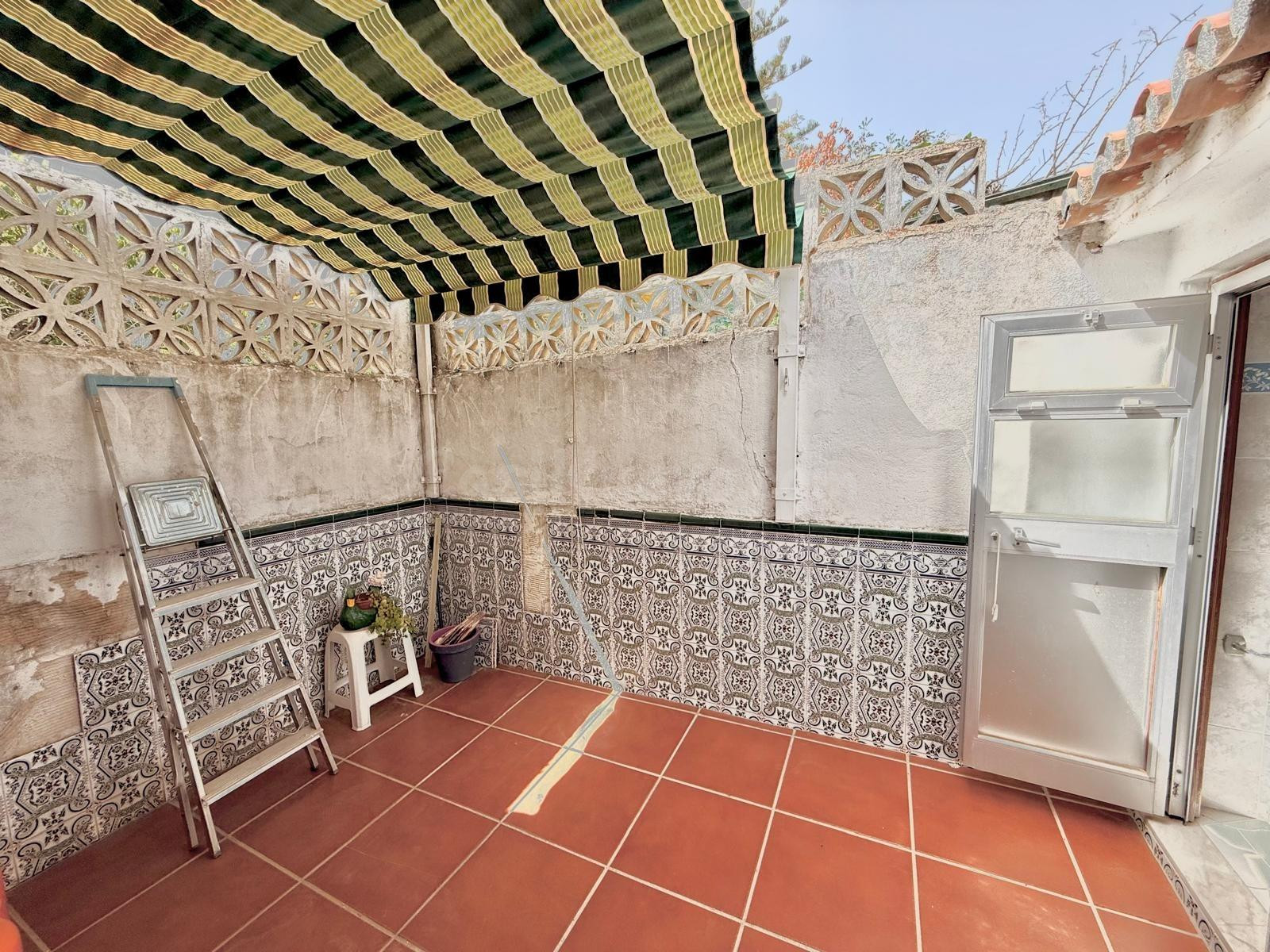 Chalet independiente en una sola planta con jardín, garaje y - foto 5