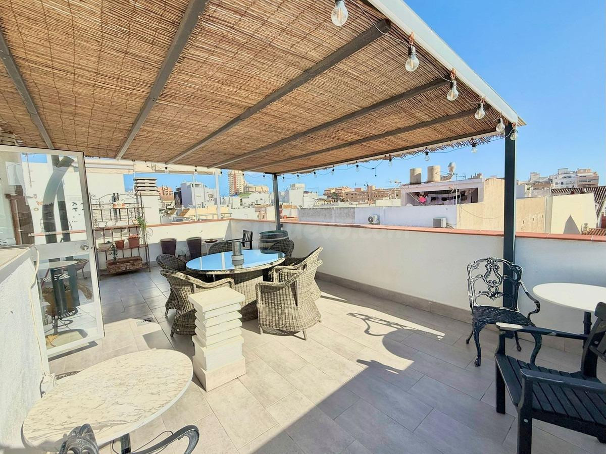 Exclusivo ático en venta en el centro de Fuengirola con espe