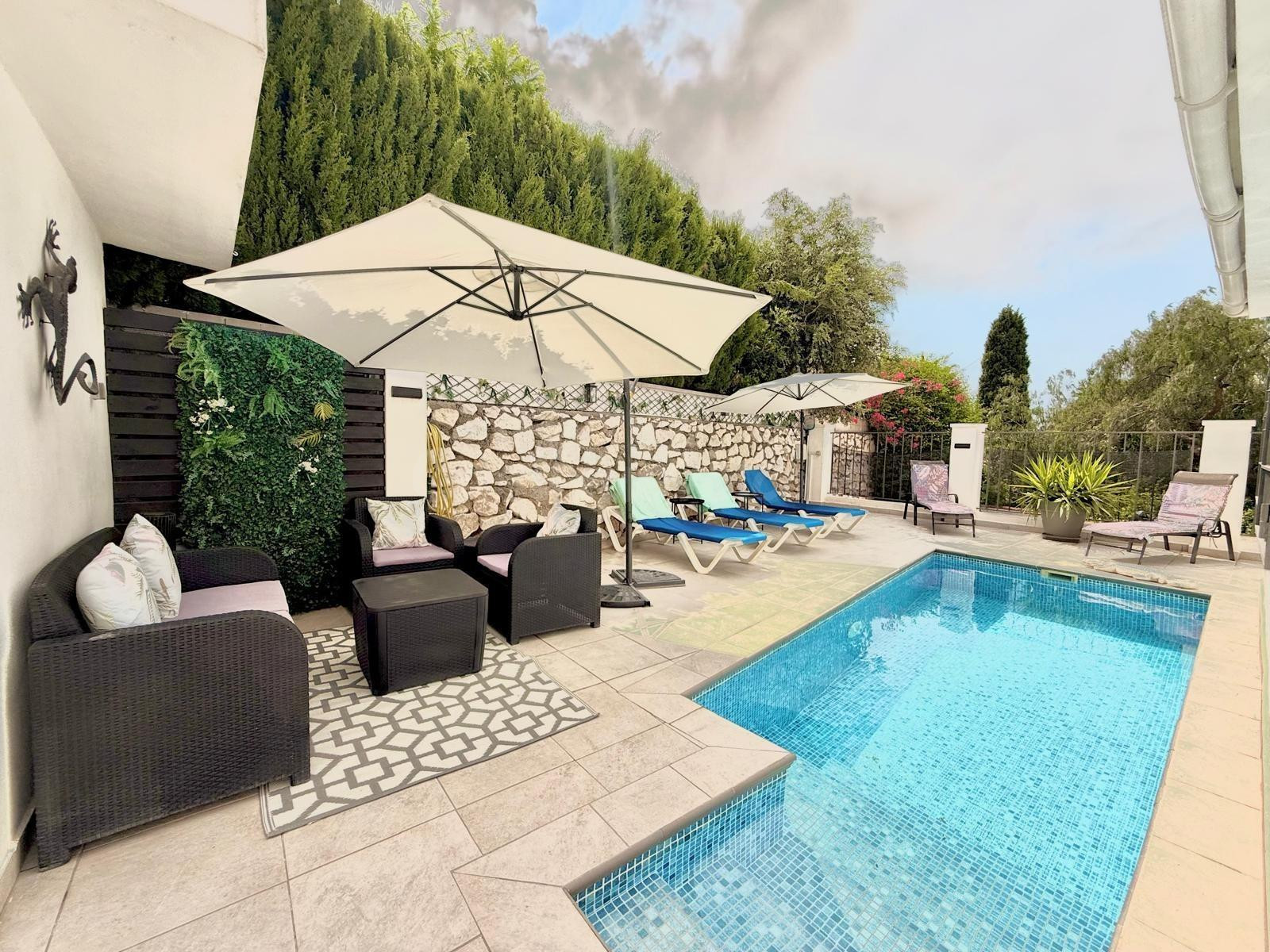 Chalet pareado reformado con piscina privada en Benalmádena,