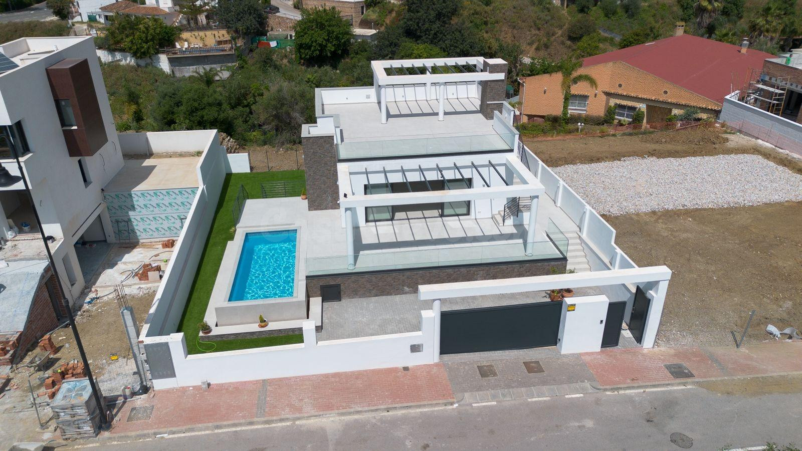 Villa independiente de obra nueva con vistas al mar entre Mi